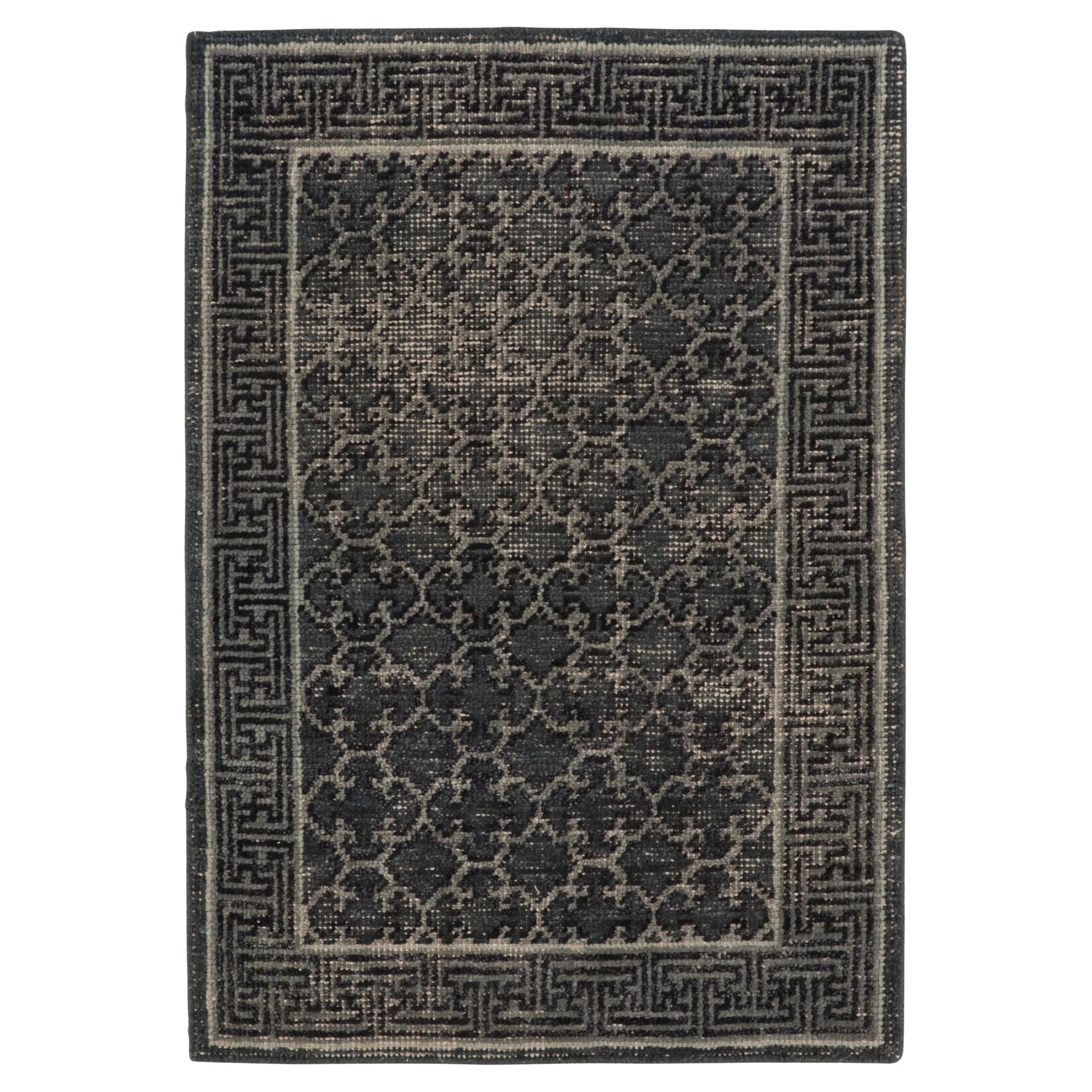 Teppich & Kilims Distressed Khotan-Teppich im Stil von Teppich in Blau & Grau mit Spaliermuster im Angebot