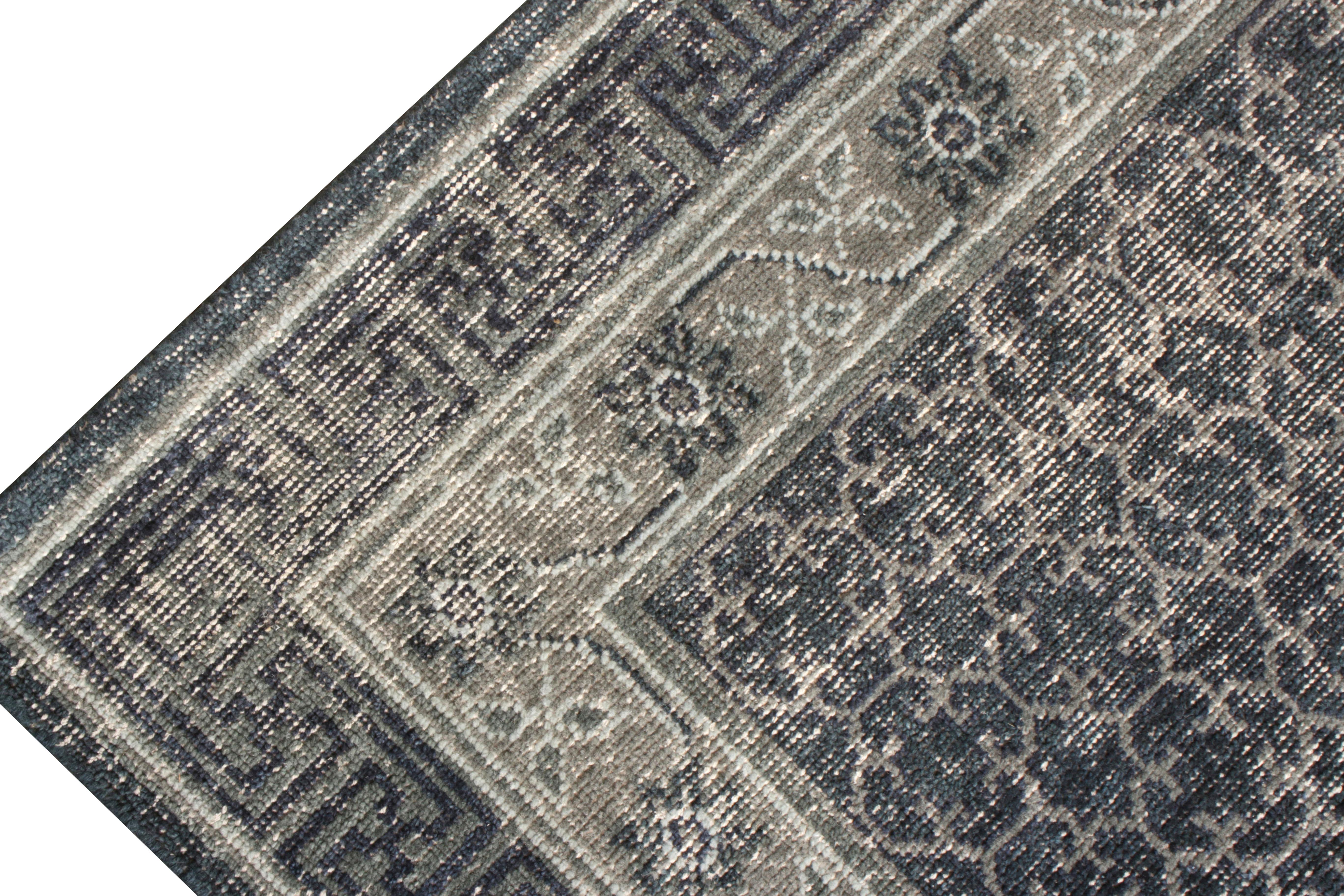 Annodato a mano Rug & Kilim - Tappeto in stile Khotan invecchiato in blu e grigio con motivo geometrico in vendita