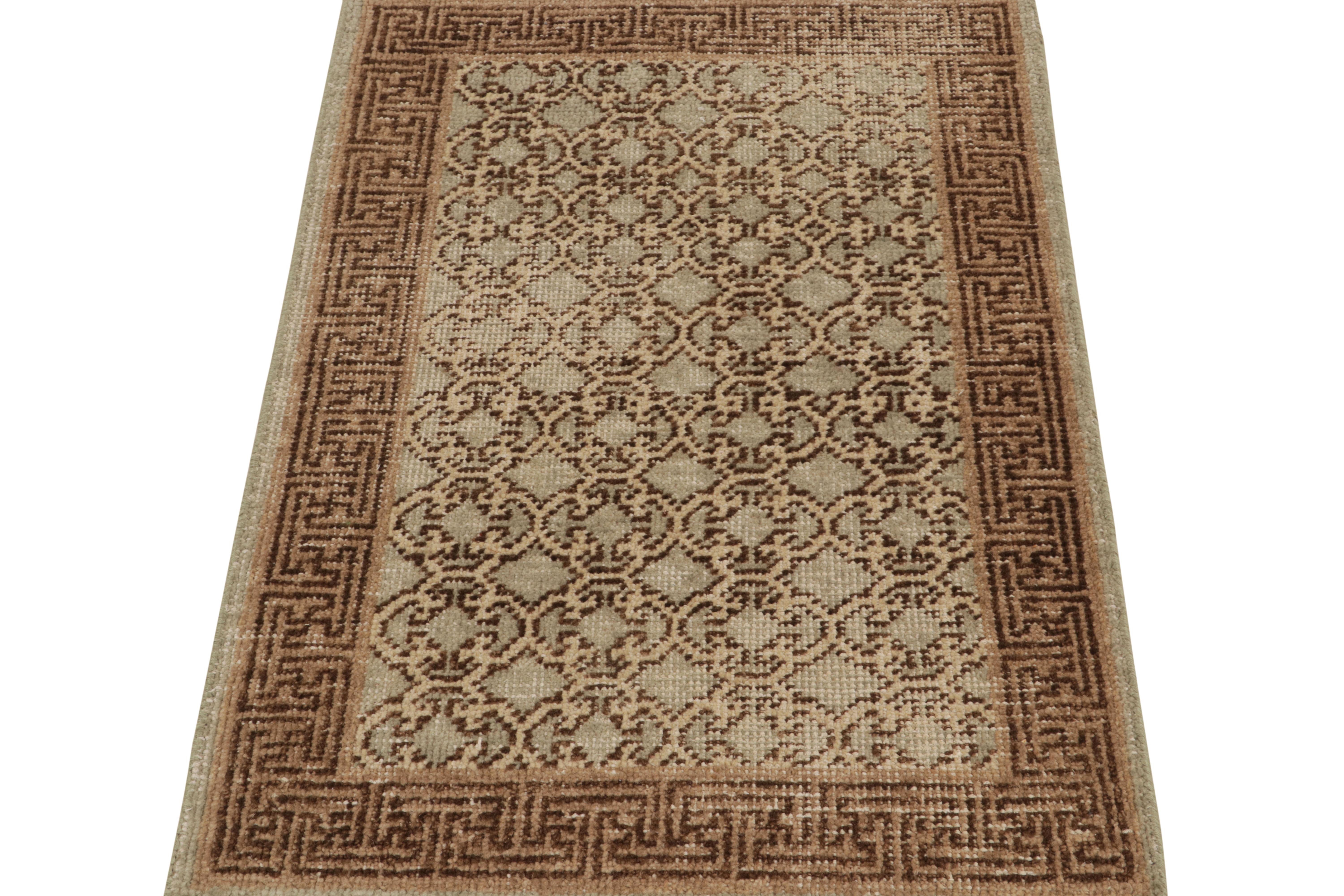 Ein eleganter, handgeknüpfter 2x3-Wollteppich aus der Homage Collection'S von Rug & Kilim - eine kühne texturale Enzyklopädie verehrter Muster und Stile. 

Über das Design: 

Der klassische Rahmen ist von antiken Khotan-Samarkand-Teppichen aus dem