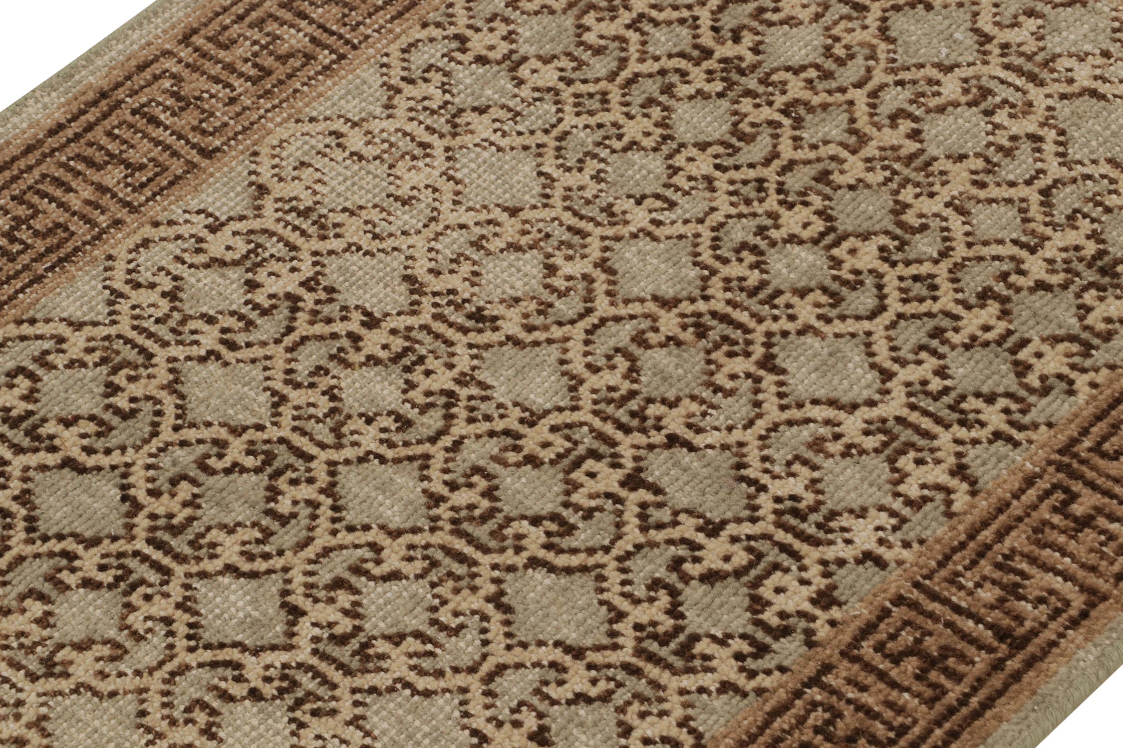 Rug & Kilim's Distressed Khotan Style Teppich in Grau, Beige-Braun Spalier-Muster (Handgeknüpft) im Angebot