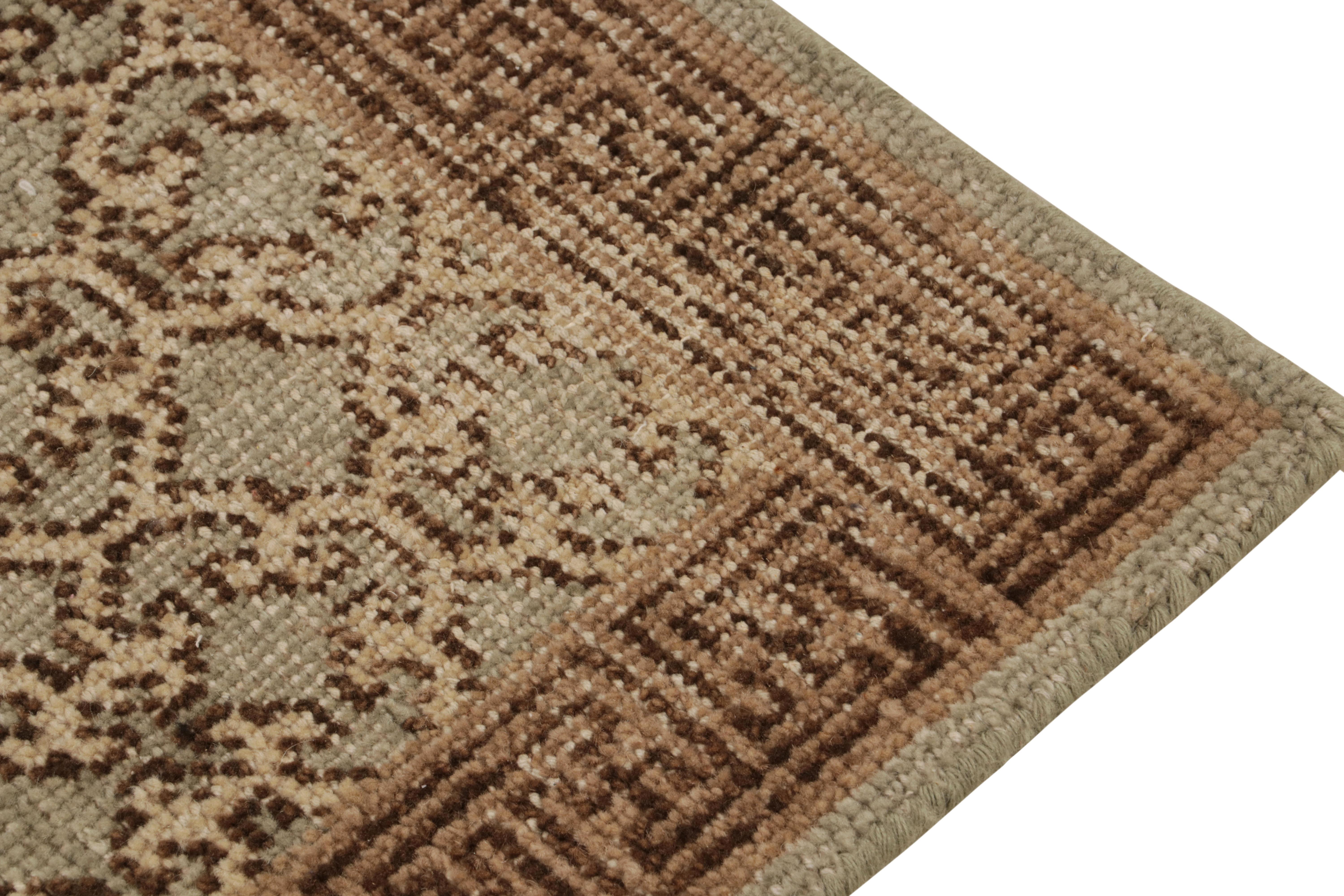 Rug & Kilim's Distressed Khotan Style Teppich in Grau, Beige-Braun Spalier-Muster im Zustand „Neu“ im Angebot in Long Island City, NY