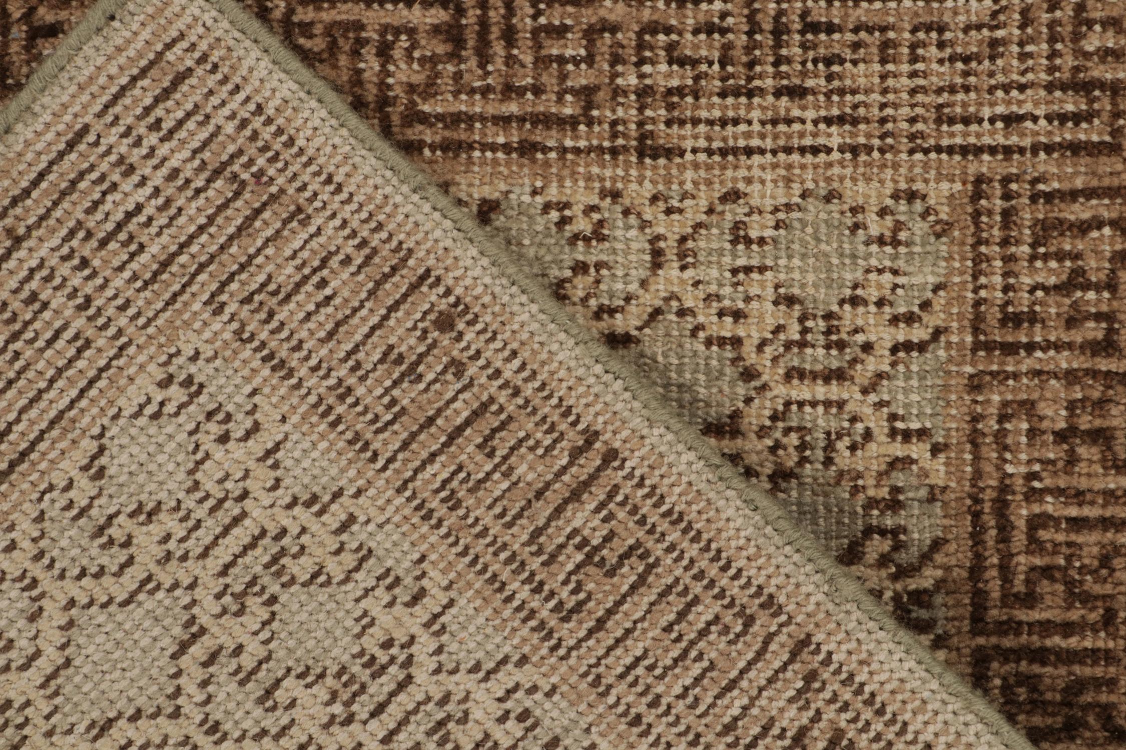 Teppich & Kilims Distressed Khotan-Teppich im Stil von Teppich in Grau, Beige und Braun mit Spaliermuster (21. Jahrhundert und zeitgenössisch) im Angebot
