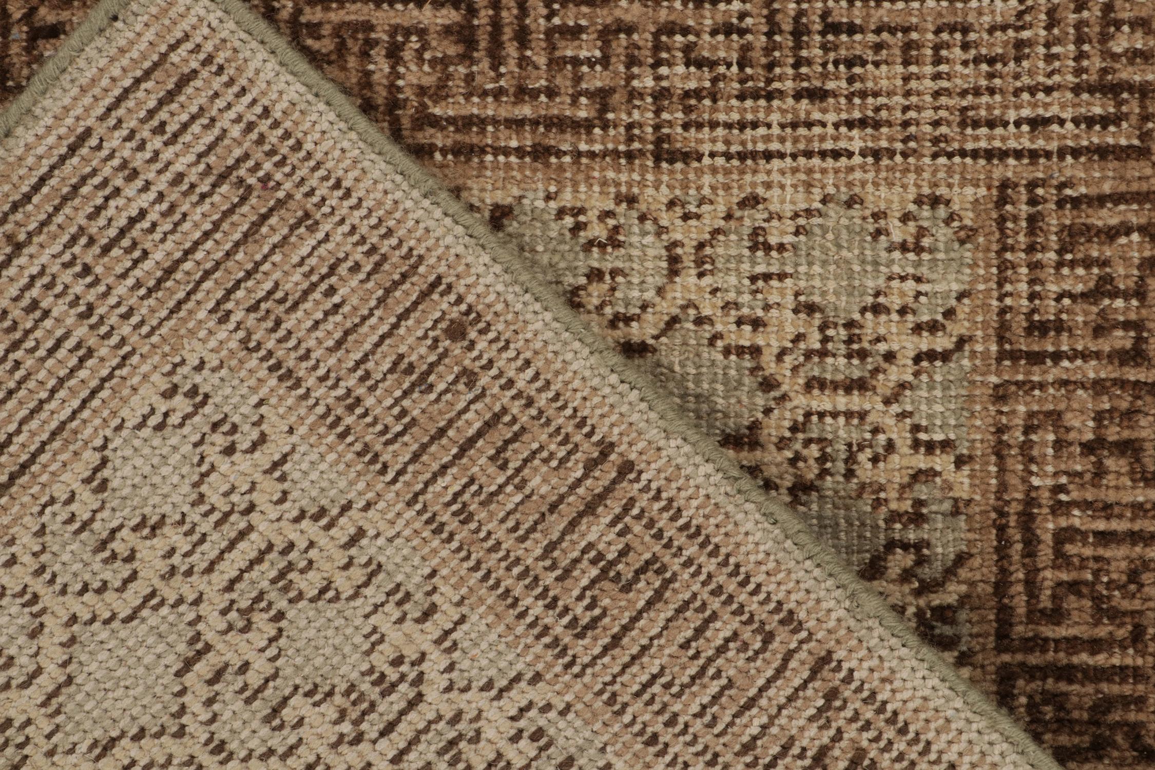 Rug & Kilim's Distressed Khotan Style Teppich in Grau, Beige-Braun Spalier-Muster (21. Jahrhundert und zeitgenössisch) im Angebot