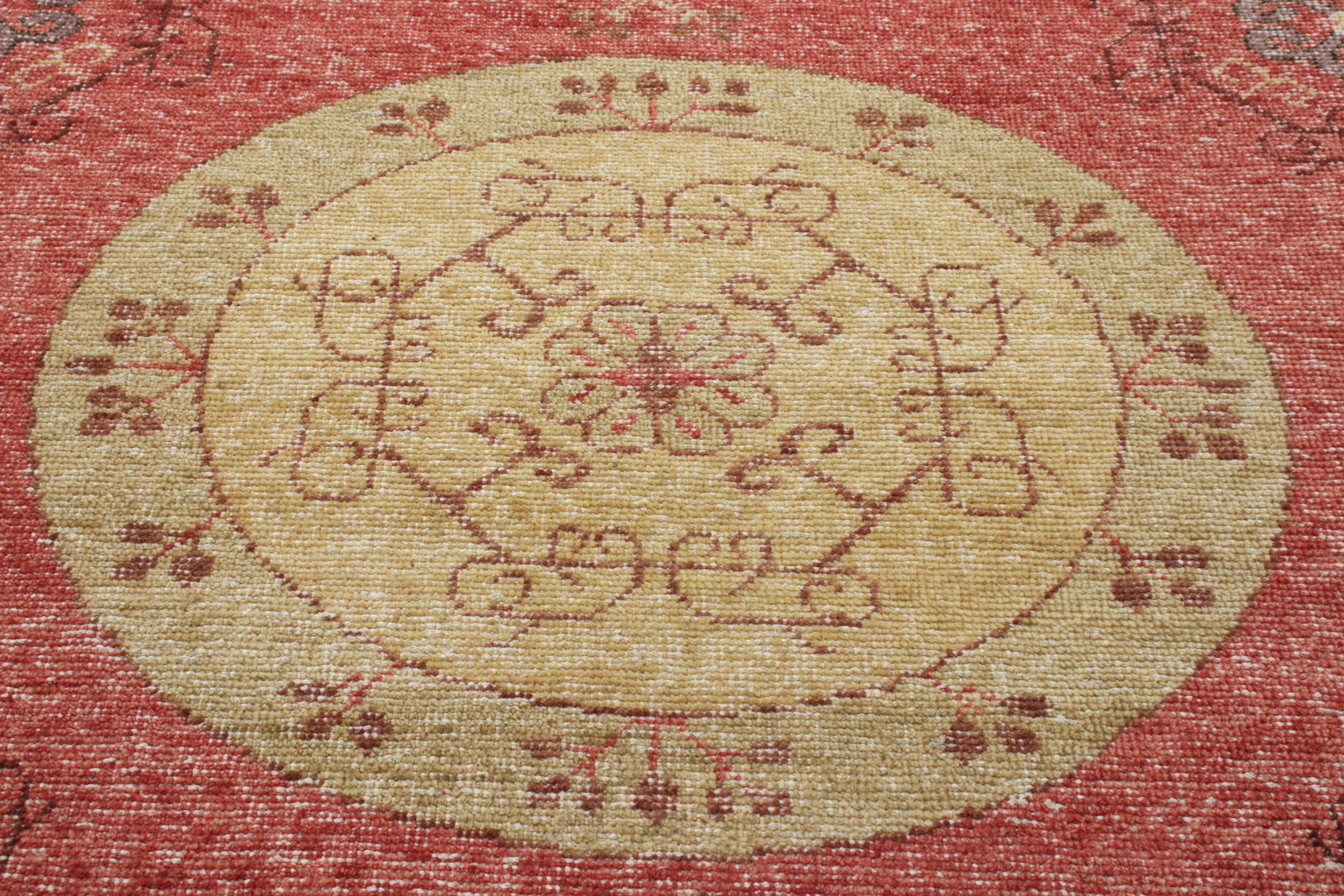 Indiano Rug & Kilim è un tappeto in stile Khotan invecchiato di colore rosso, con motivo a medaglioni beige e marrone. in vendita