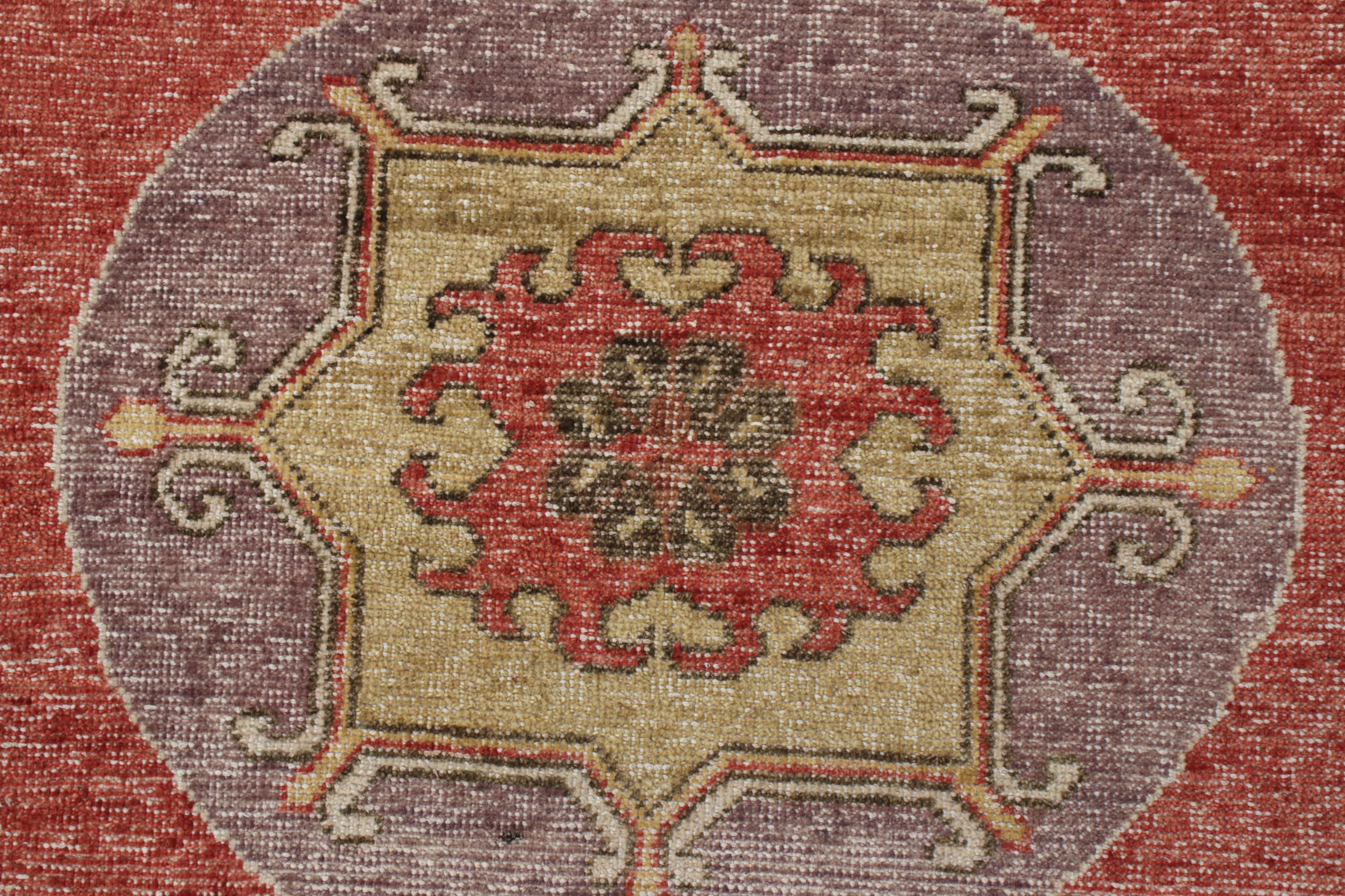 Annodato a mano Rug & Kilim è un tappeto in stile Khotan invecchiato di colore rosso, con motivo a medaglioni beige e marrone. in vendita