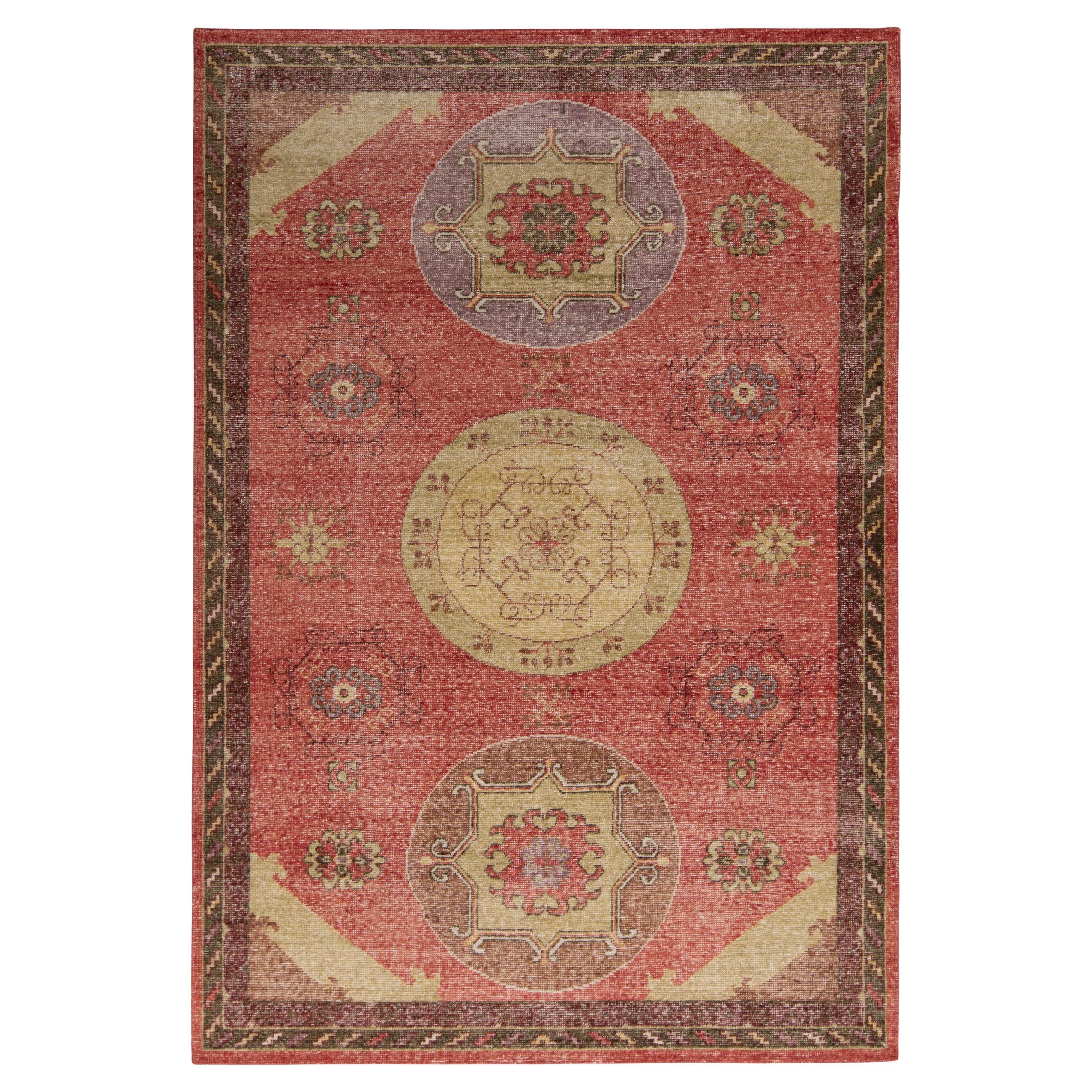 Teppich & Kilims, gealterter Teppich im Khotan-Stil mit rotem, beige-braunem Medaillonmuster