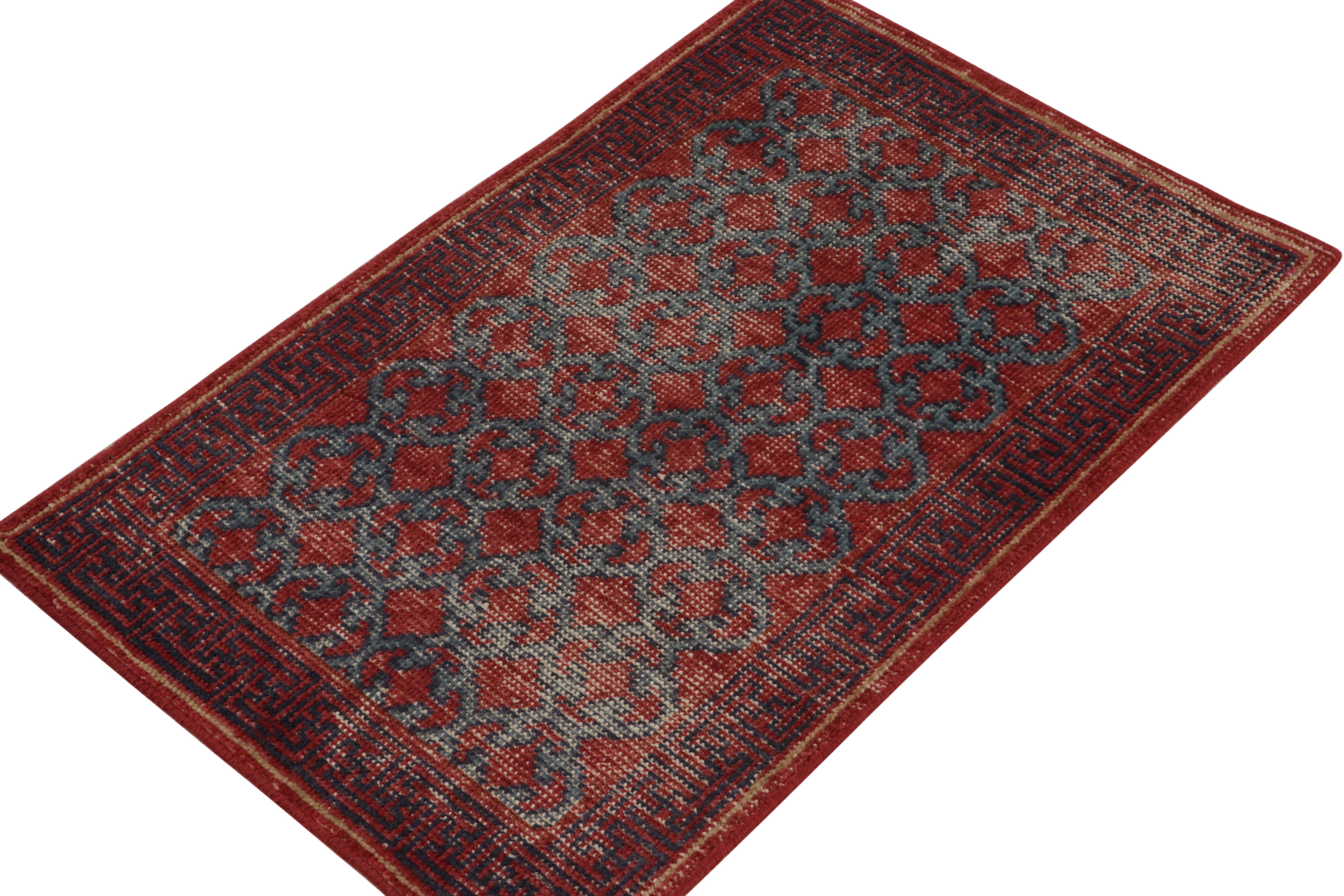 Un élégant tapis 2x3 en laine nouée à la main de la collection Homage de Rug & Kilim - une encyclopédie texturale audacieuse de motifs et de styles célèbres. 

Ce style classique s'inspire des anciens tapis Khotan Samarkand du début du XXe siècle,