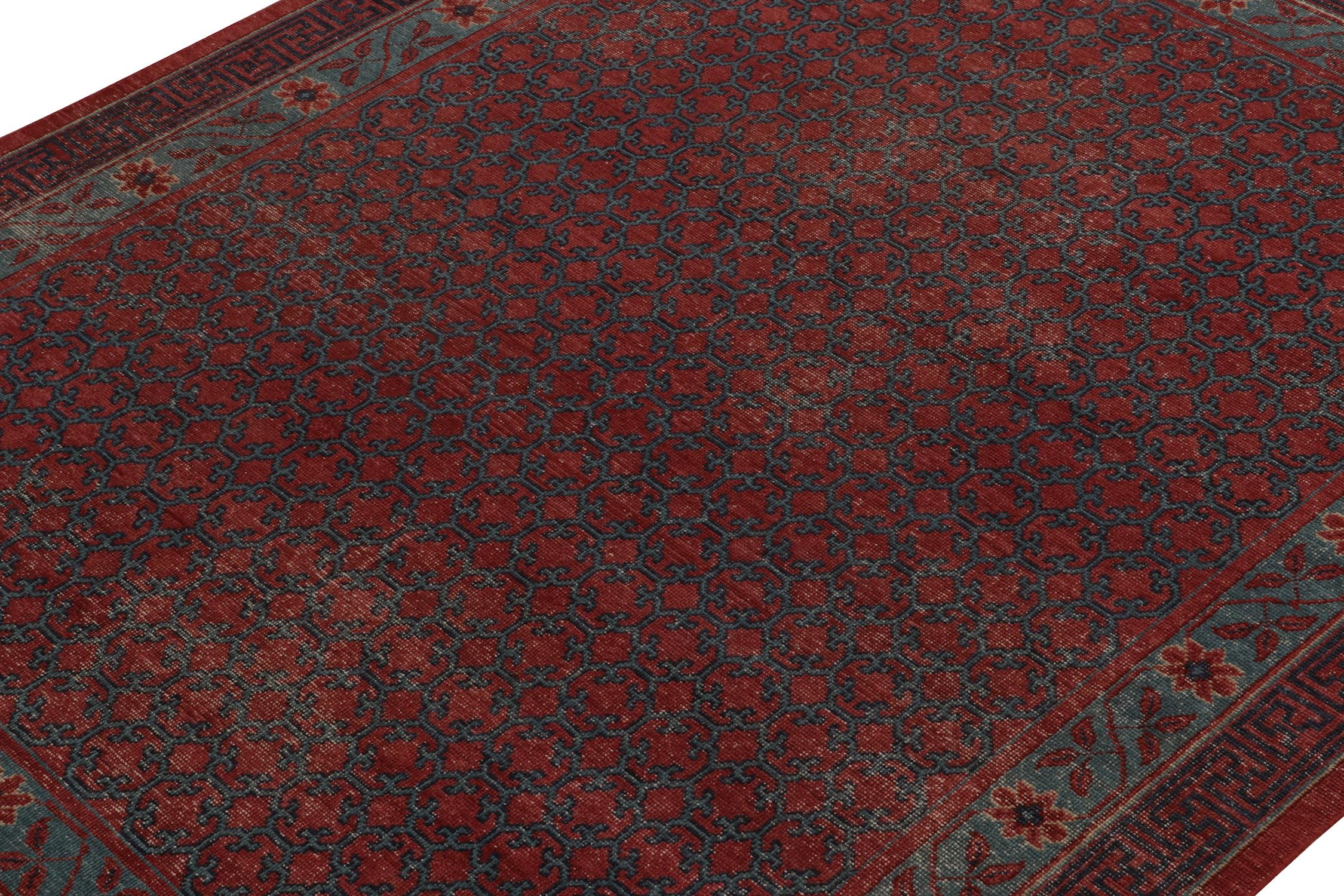 Noué à la main Tapis & Kilims - Tapis de style Khotan vieilli en rouge et bleu à motif de treillis en vente