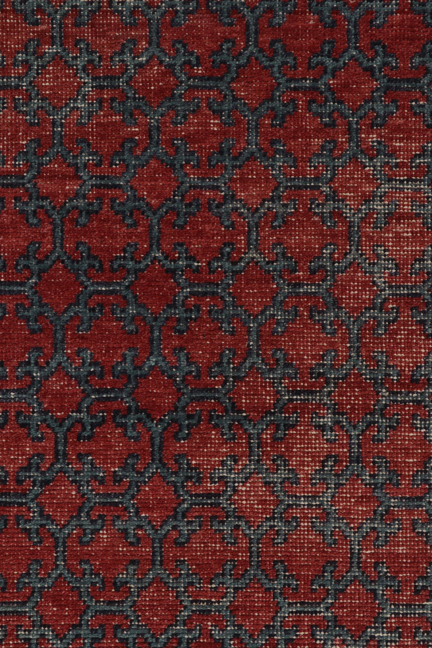 Tapis & Kilims - Tapis de style Khotan vieilli en rouge et bleu à motif de treillis Neuf - En vente à Long Island City, NY