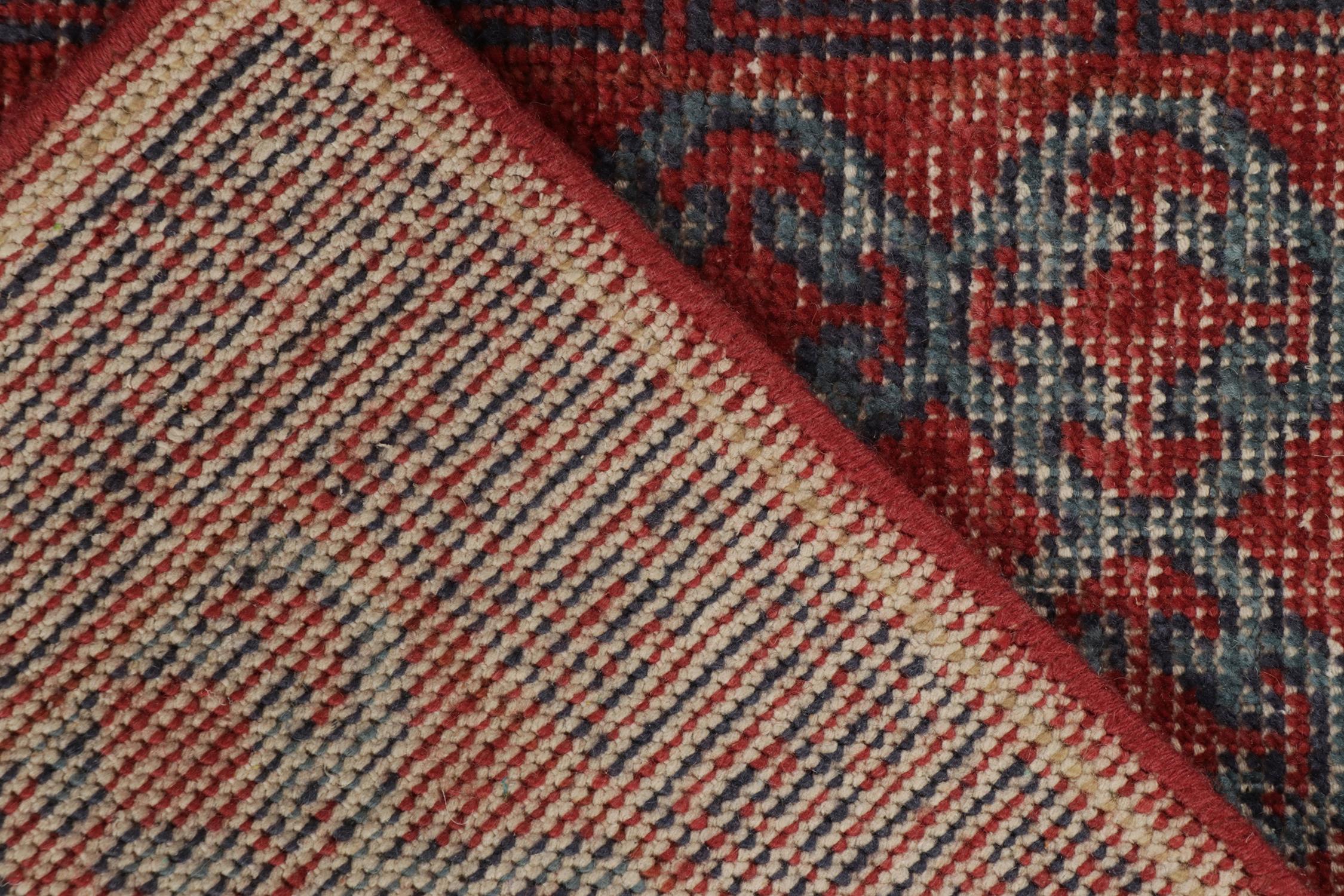 XXI secolo e contemporaneo Rug & Kilim è un tappeto in stile Khotan con motivo a traliccio rosso e blu. in vendita