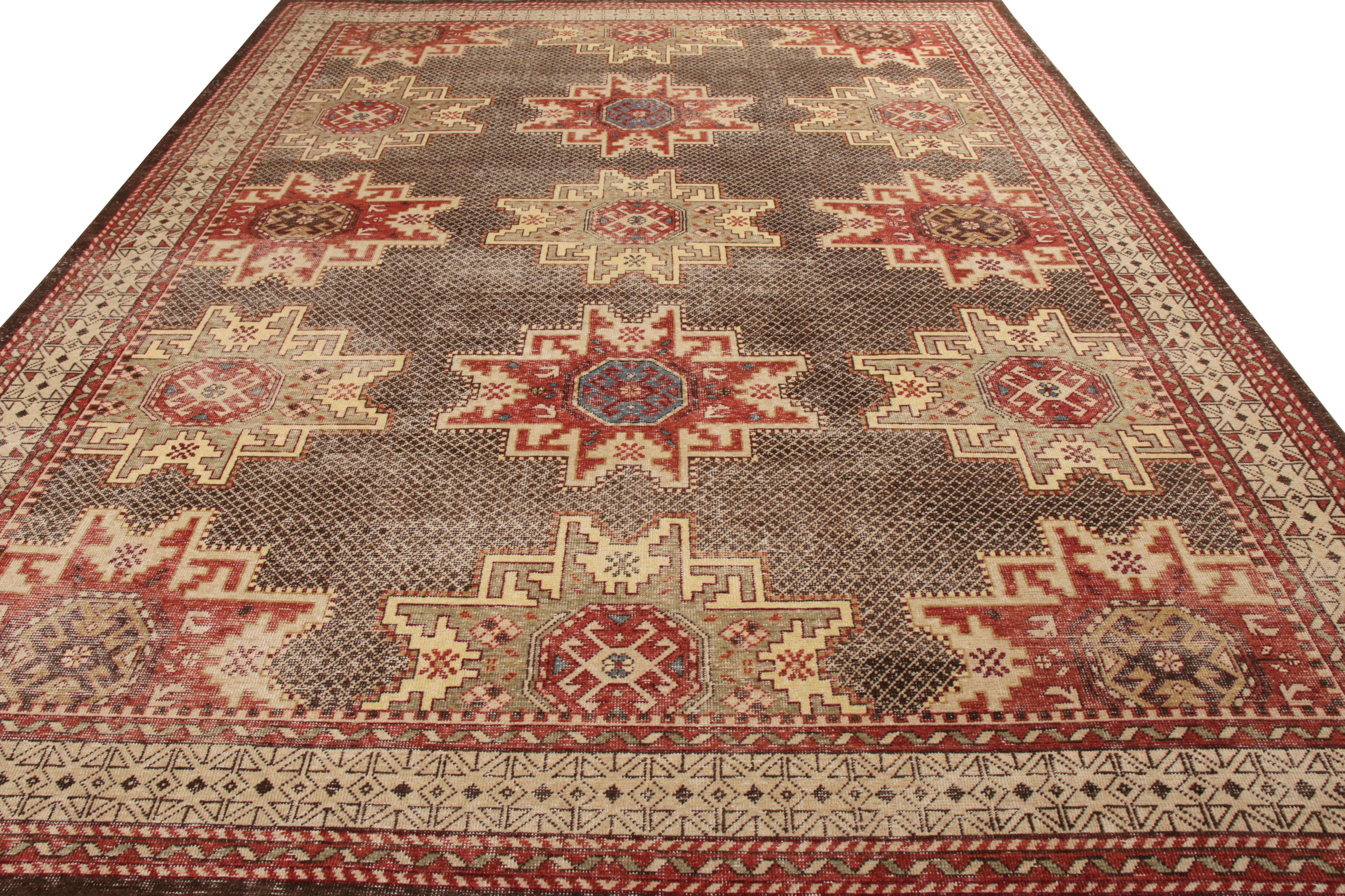 Un'ode 10 x 14 ai celebri stili di tappeti Kuba del XIX secolo, dalle selezioni classiche della Homage Collection di Rug & Kilim. Annodato a mano in lana con la nostra interpretazione dello stile shabby-chic, con una texture rovinata che gioca a