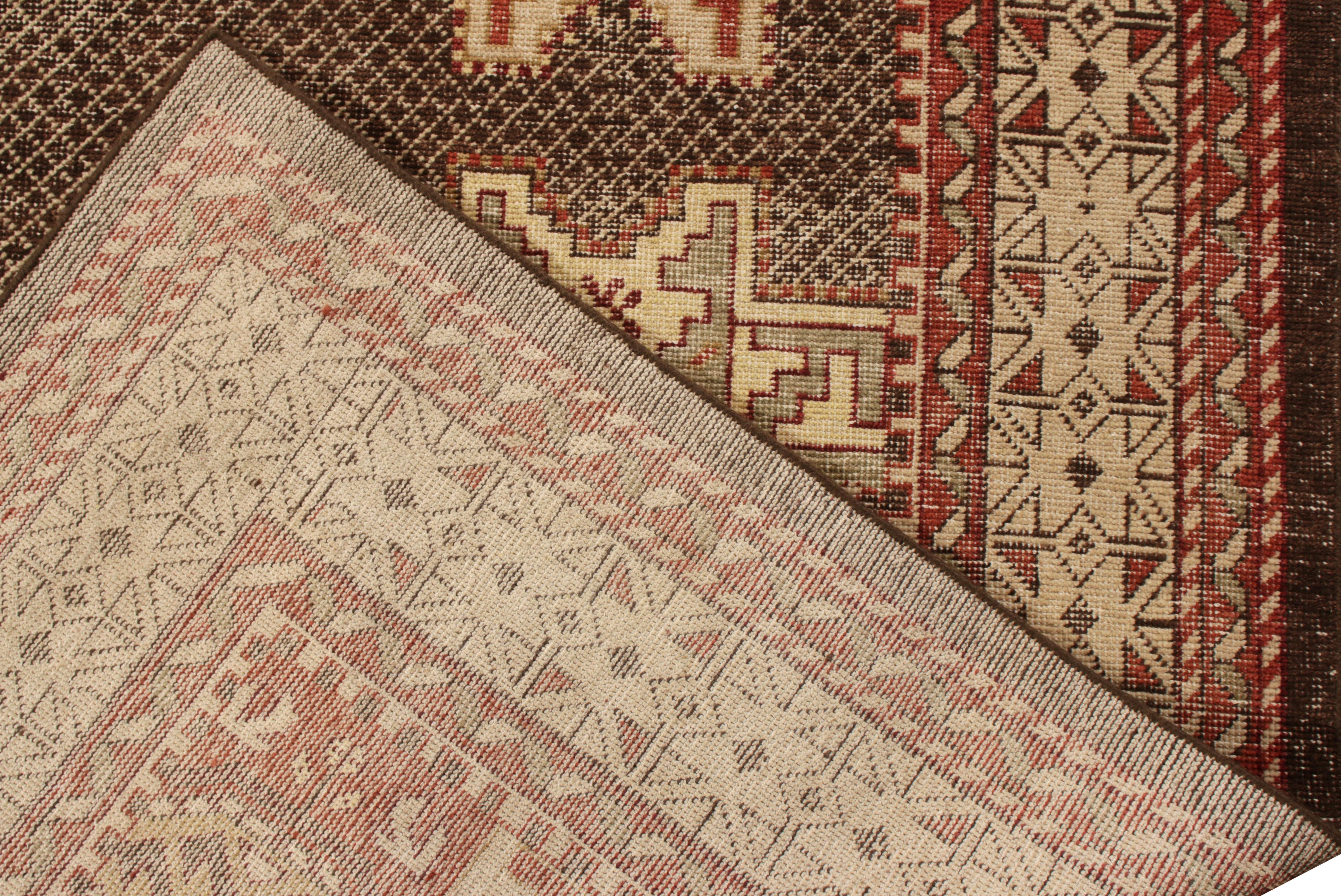 Annodato a mano Rug & Kilim è un tappeto in stile Kuba invecchiato con motivo geometrico beige-marrone e rosso. in vendita