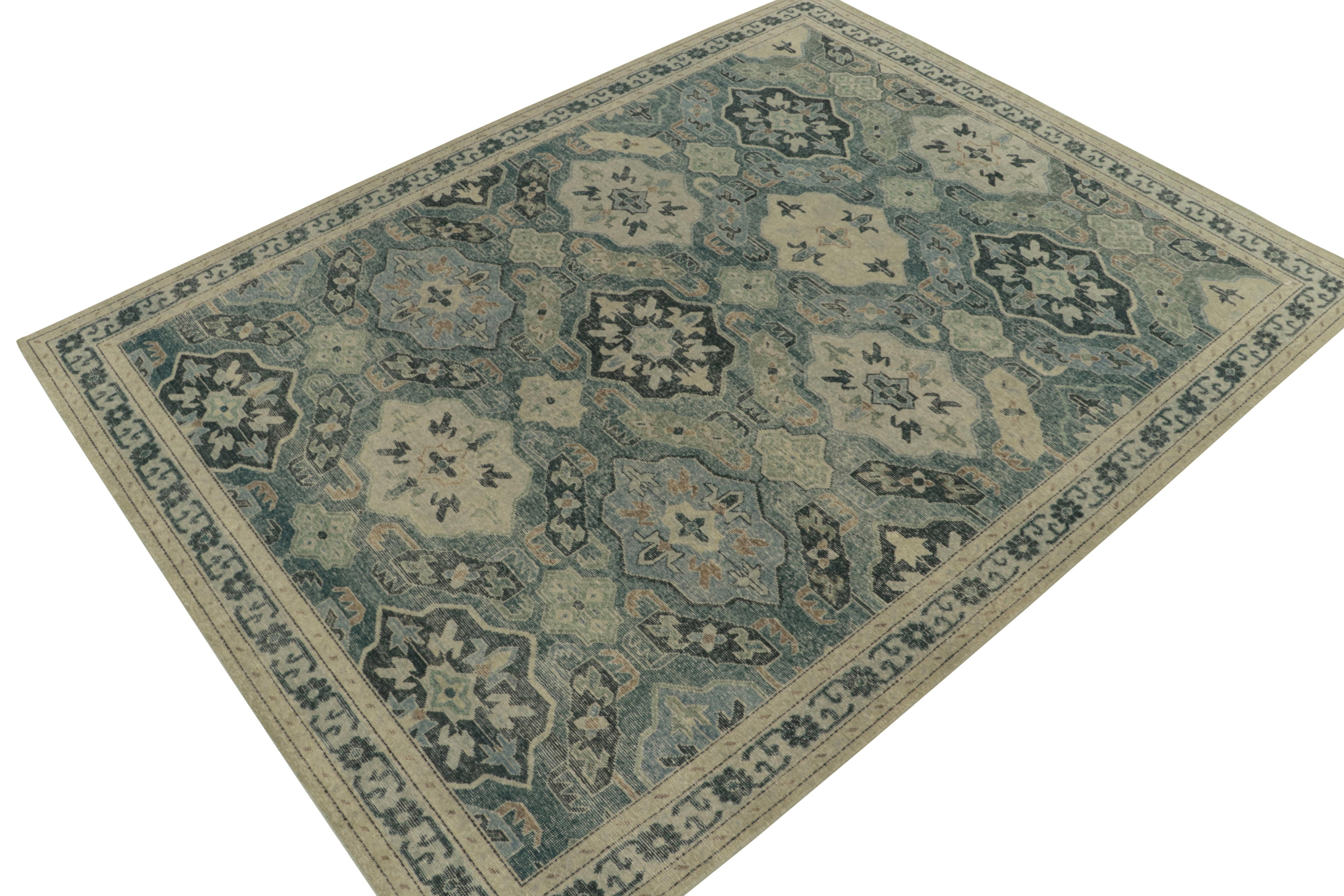 Un tappeto in lana 9x14 annodato a mano della collezione Homage di Rug & Kilim. Questa visione riprende gli antichi tappeti Kuba della fine del XIX secolo con motivi tribali classici che abbracciano affascinanti motivi a medaglione floreale. Il