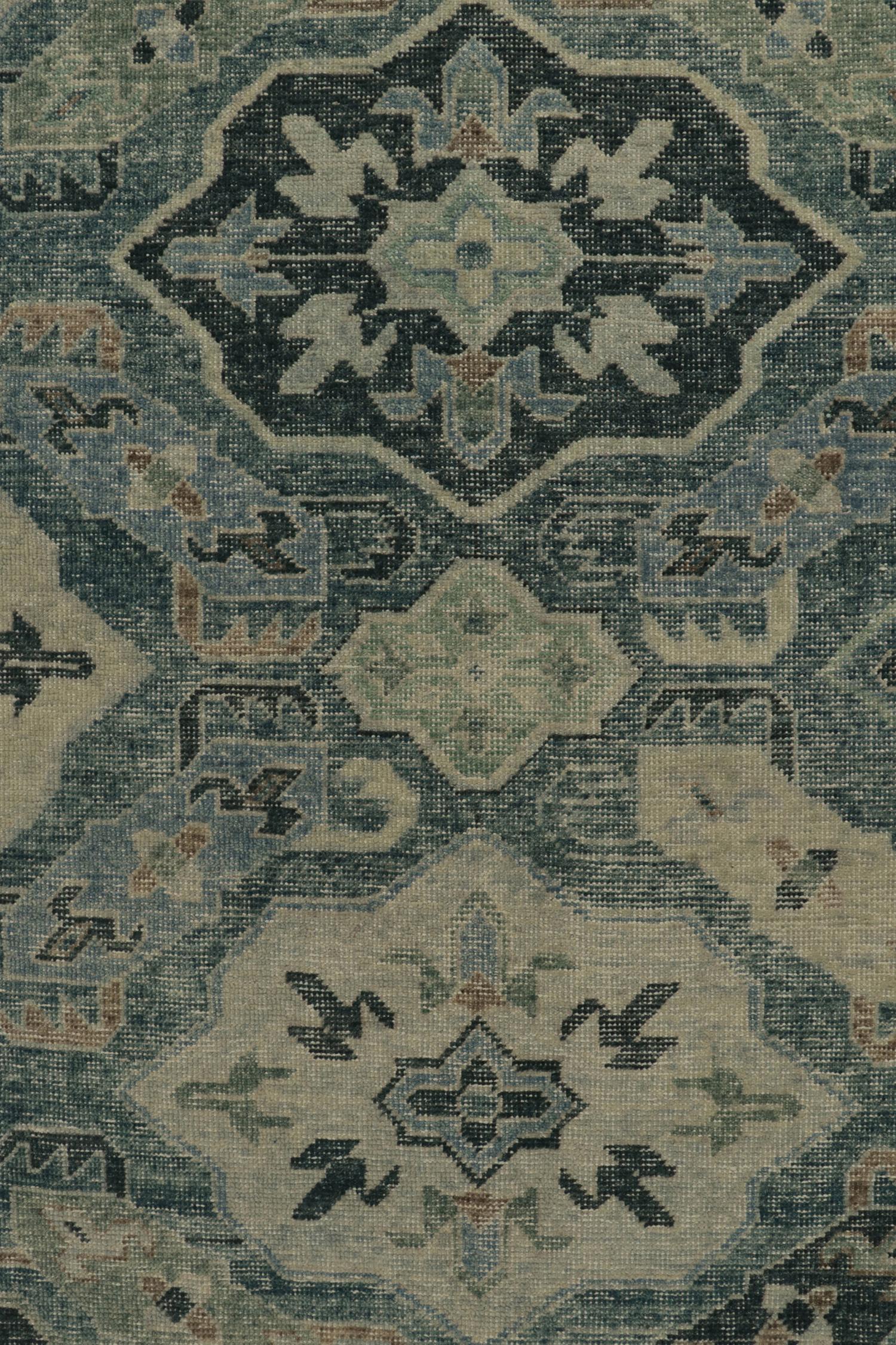 Annodato a mano Rug & Kilim è un tappeto in stile Kuba con motivi a medaglioni blu e grigi. in vendita