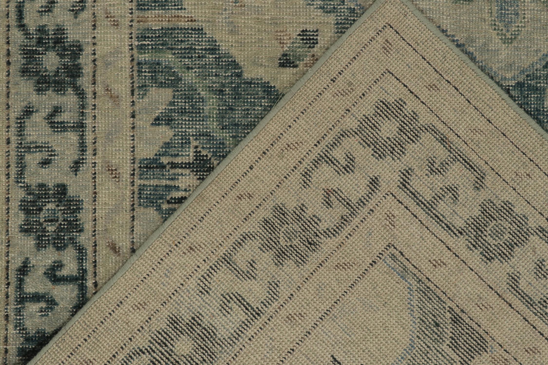 Rug & Kilim è un tappeto in stile Kuba con motivi a medaglioni blu e grigi. In condizioni Nuovo in vendita a Long Island City, NY