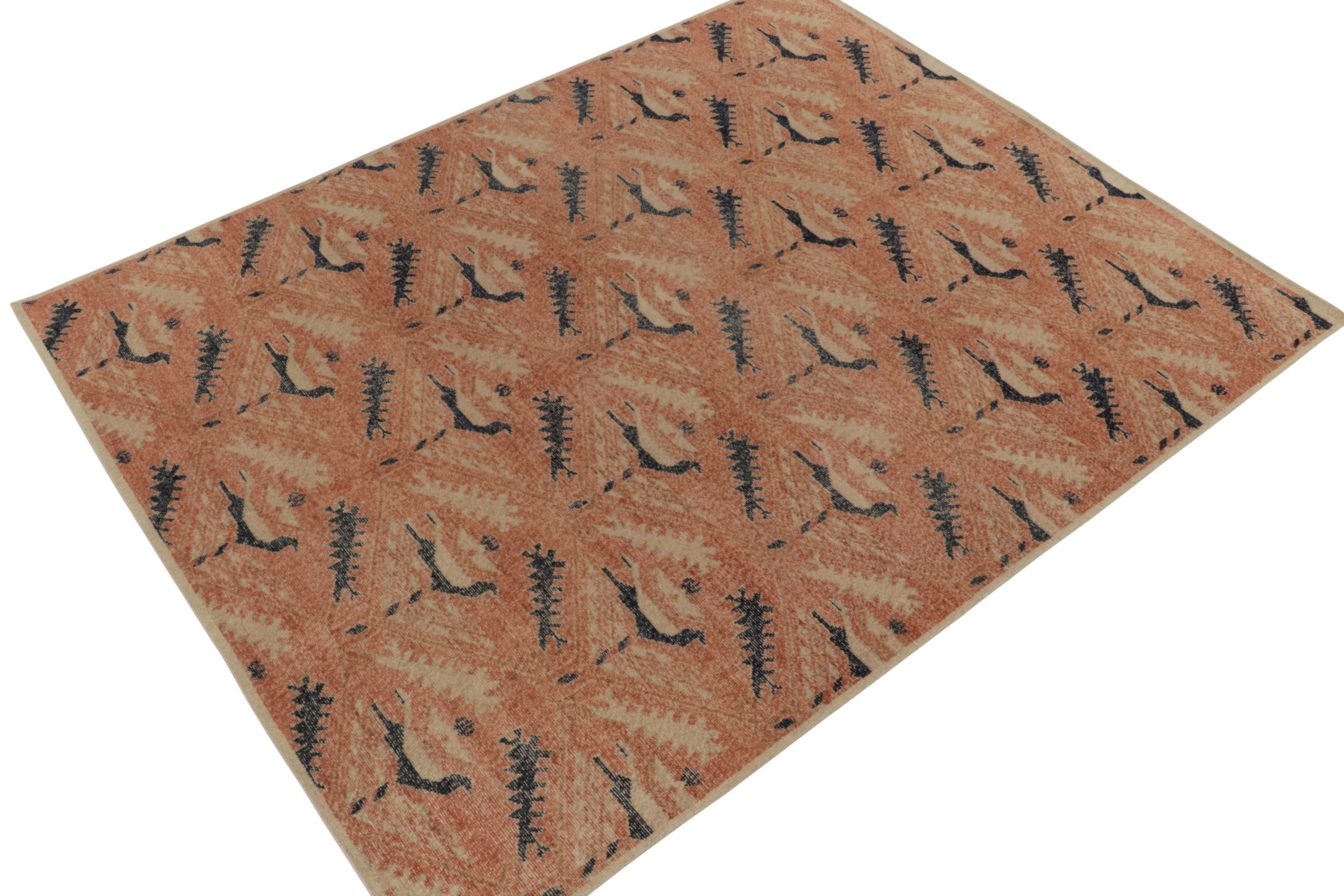 Ein 8x10 handgeknüpfter Wollteppich aus der Rug & Kilim'S Homage Collection. Diese Vision ist von klassischen Stammesmotiven inspiriert, die auf Darstellungen von Vögeln in kaukasischen Kuba-Teppichen und ähnlichen Provenienzen anspielen. Das schöne