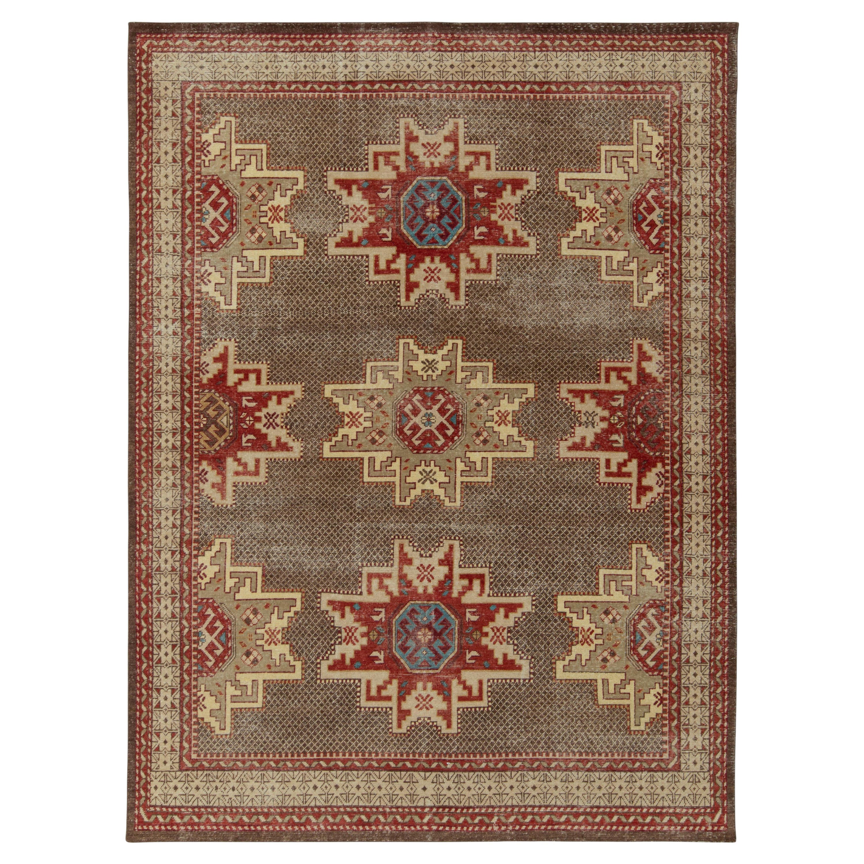 Rug & Kilim è un tappeto in stile Kuba invecchiato con medaglioni rossi, beige e marroni.