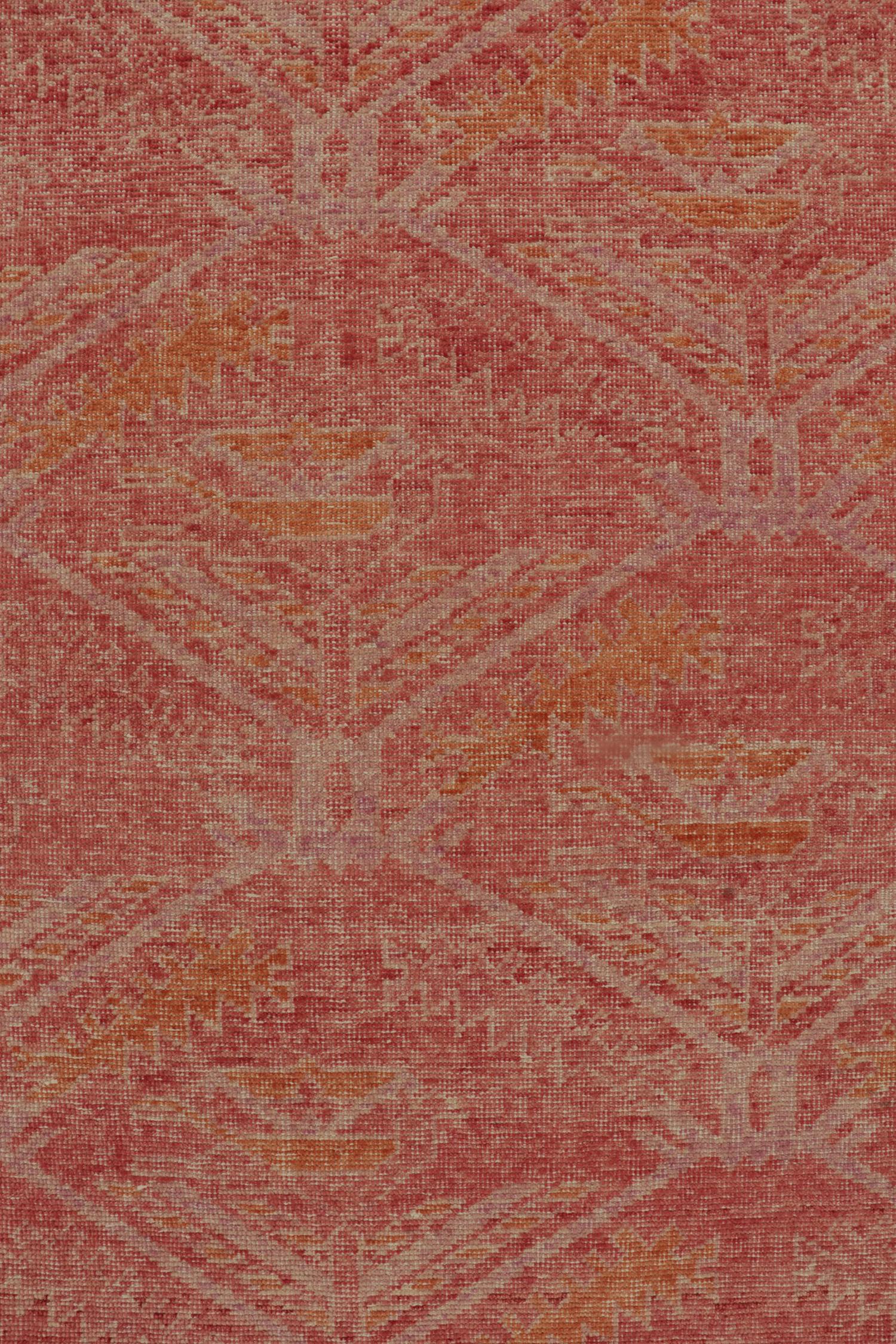 Annodato a mano Rug & Kilim è un tappeto in stile Kuba invecchiato di colore rosso con motivi tribali arancioni in vendita