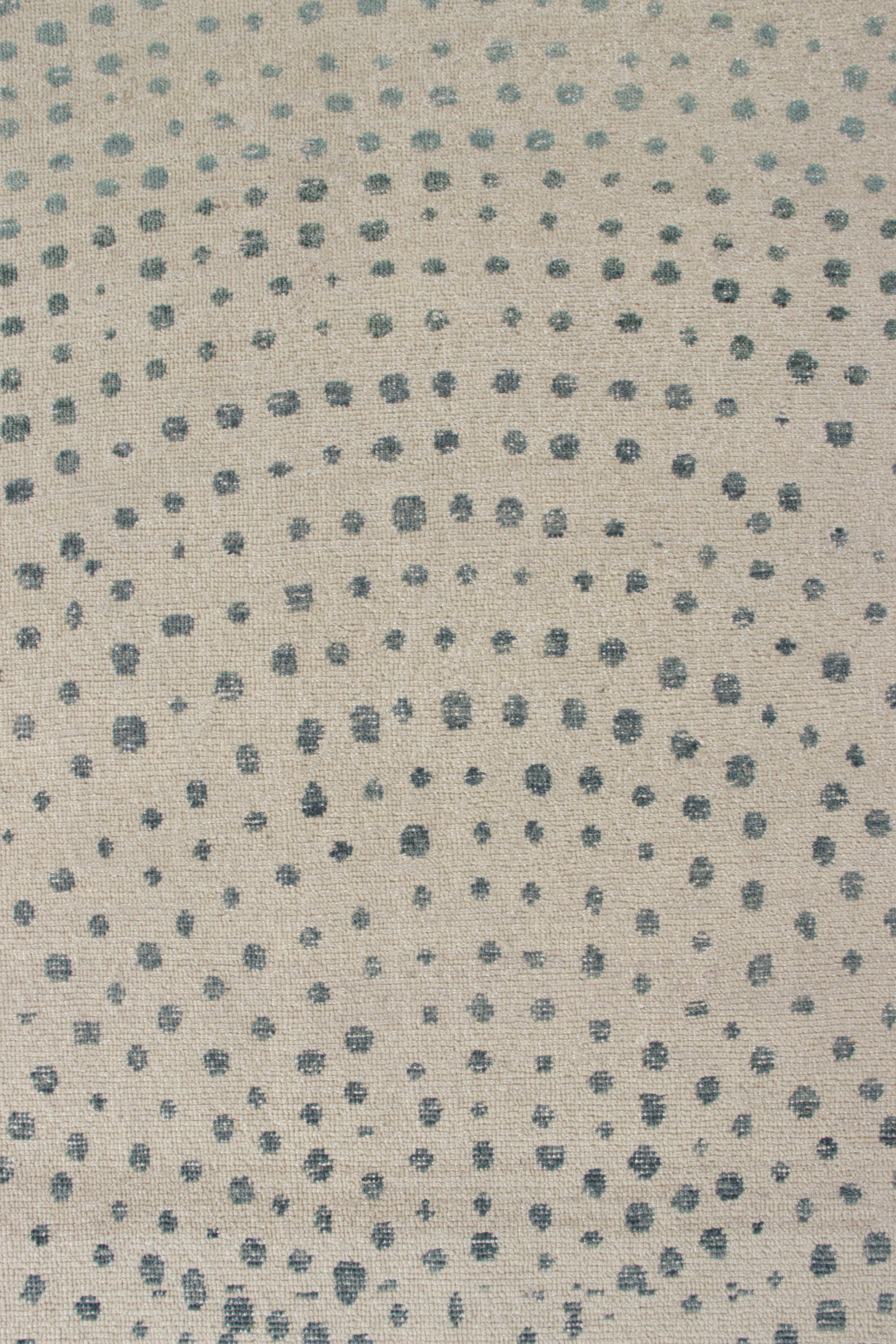 Indien Rug & Kilim's Distressed Modern Rug in All over Gray, Blue Abstract Pattern (tapis moderne usé en gris, motif abstrait bleu) en vente