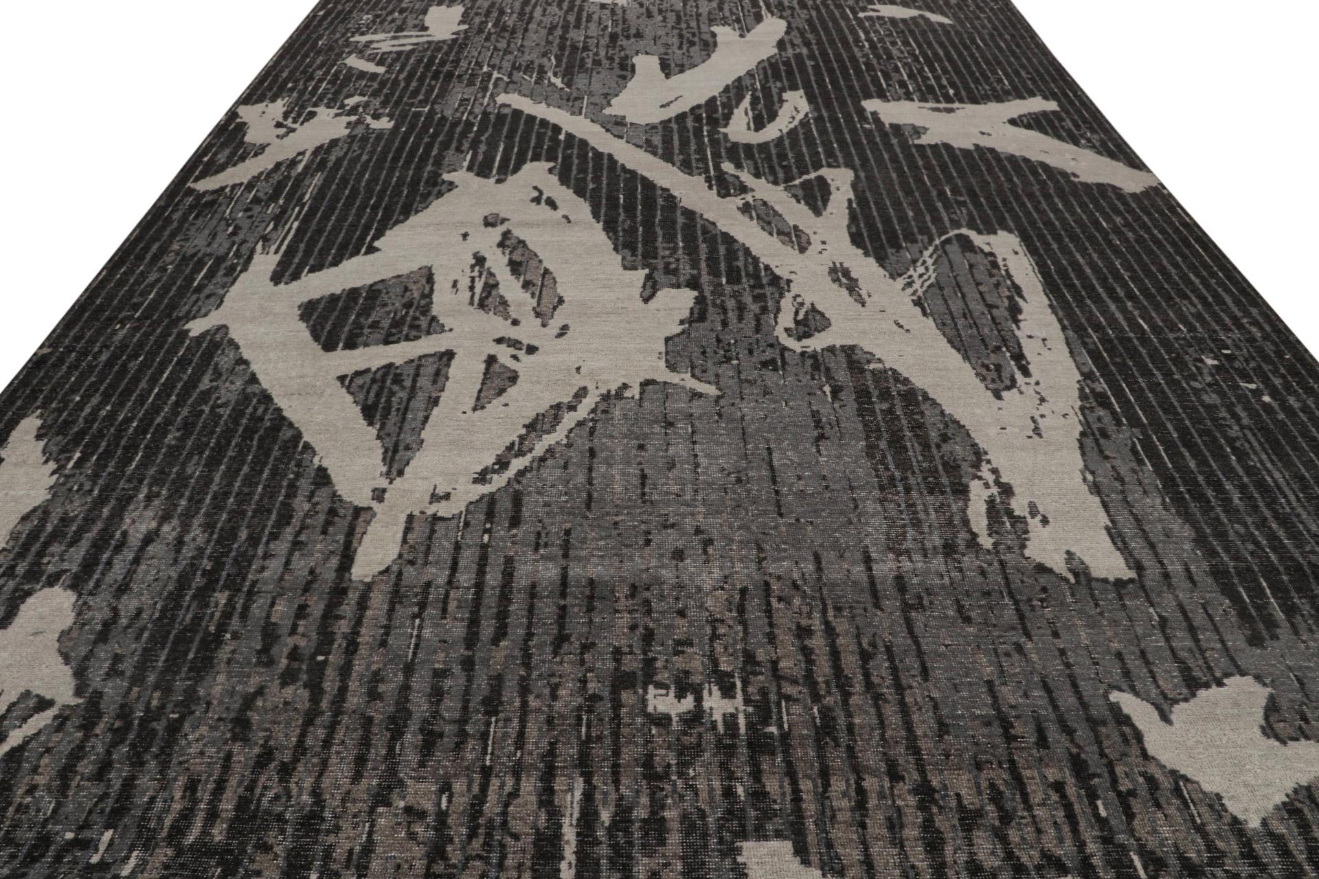 Moderne Rug & Kilim's Distressed Modern Rug In Black and Gray Geometric Pattern (tapis moderne usé à motifs géométriques noirs et gris) en vente