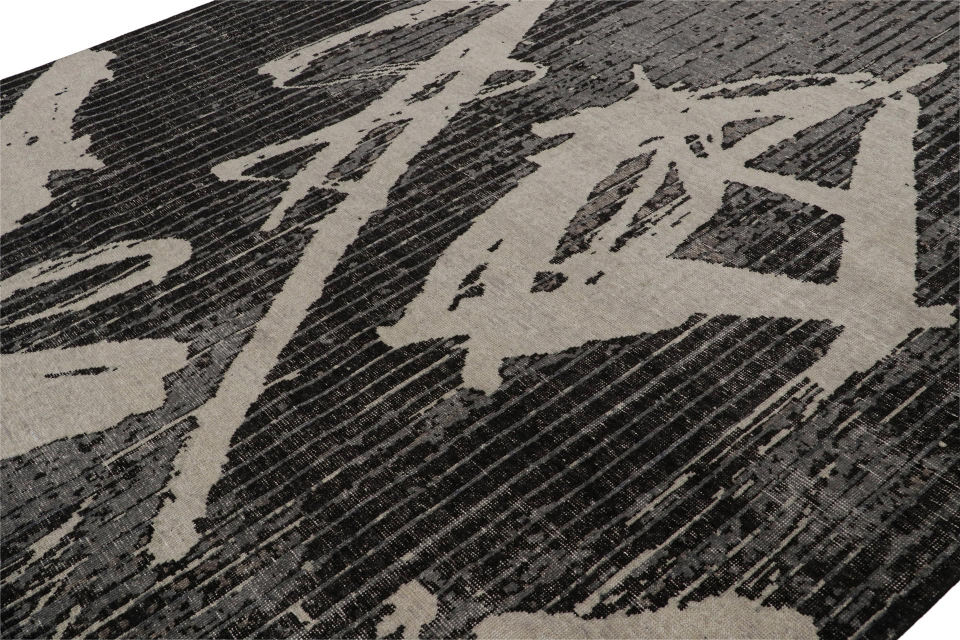 Indien Rug & Kilim's Distressed Modern Rug In Black and Gray Geometric Pattern (tapis moderne usé à motifs géométriques noirs et gris) en vente