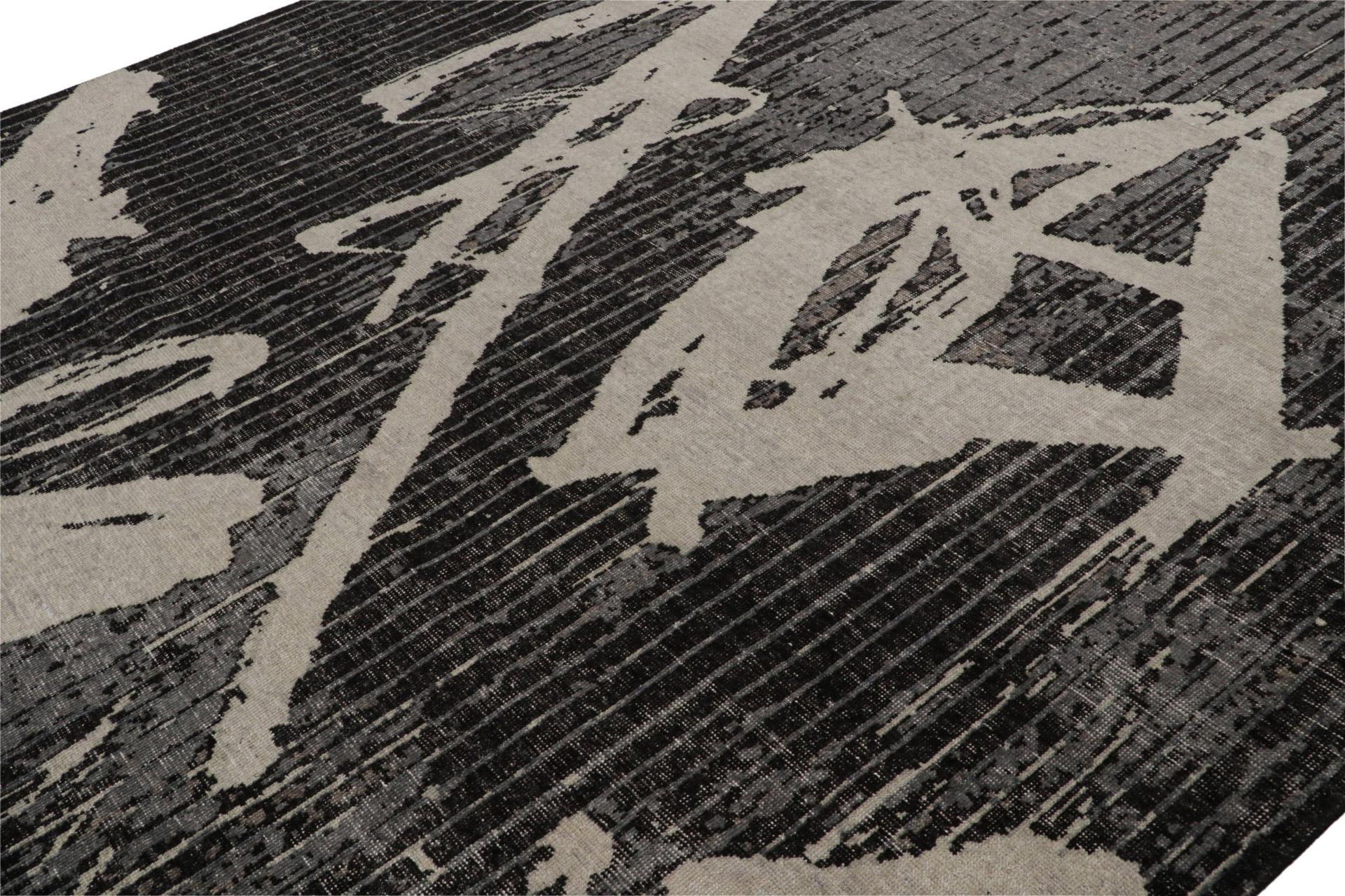 Rug & Kilim's Modern Rug Distressed In Black and Gray Geometric Pattern (Indisch) im Angebot