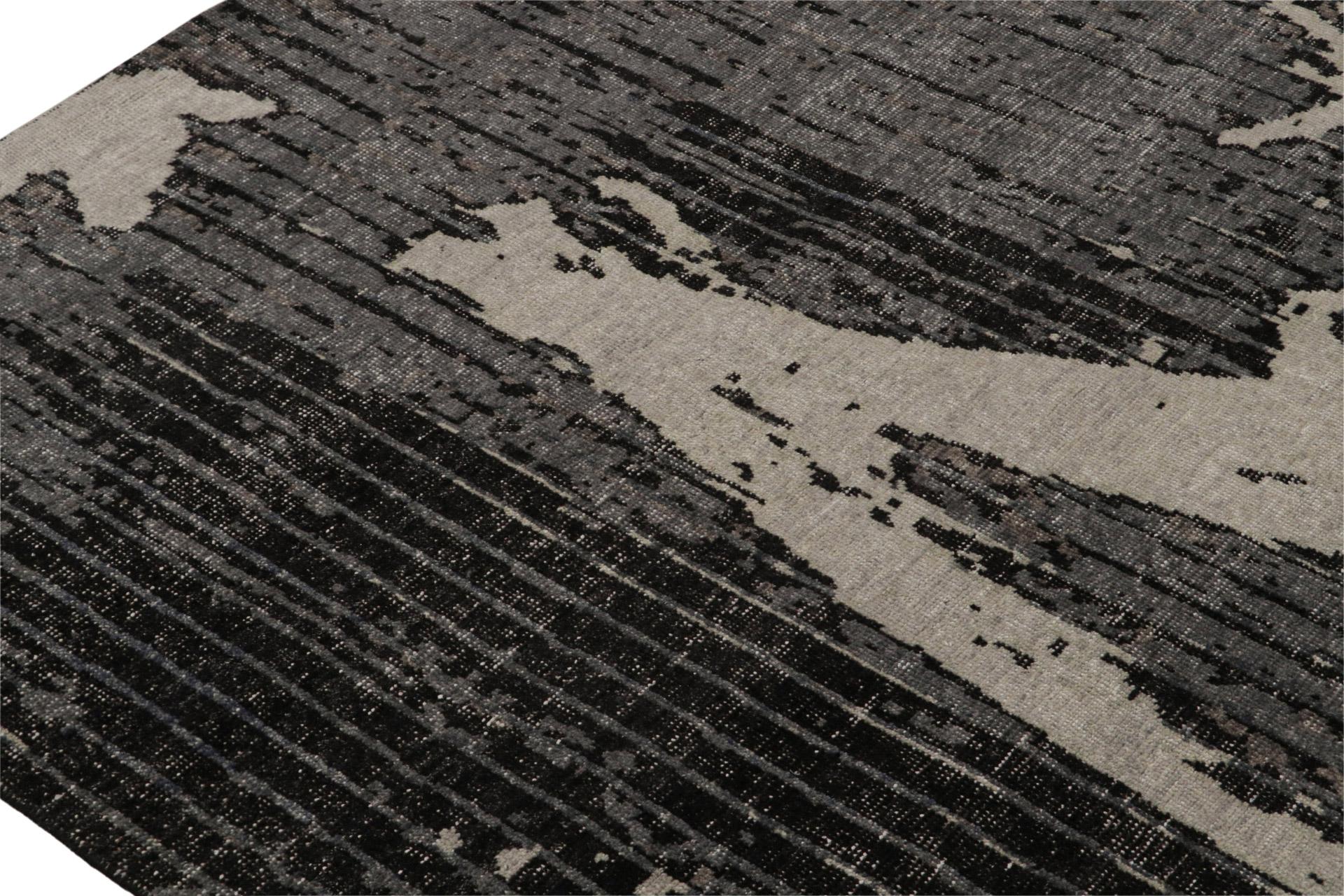Rug & Kilim's Modern Rug Distressed In Black and Gray Geometric Pattern (Handgeknüpft) im Angebot