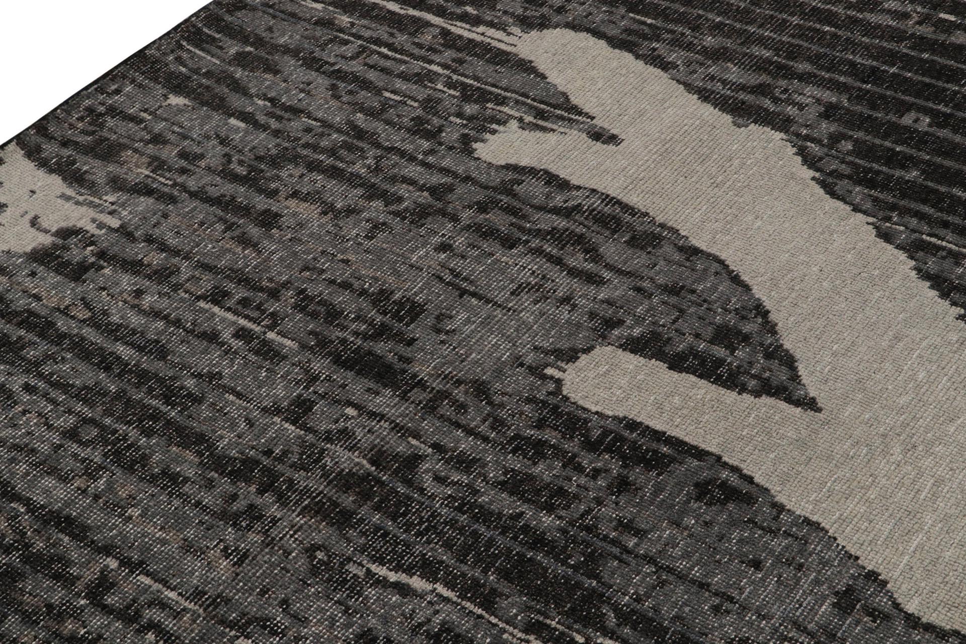 Rug & Kilim's Modern Rug Distressed In Black and Gray Geometric Pattern (Handgeknüpft) im Angebot