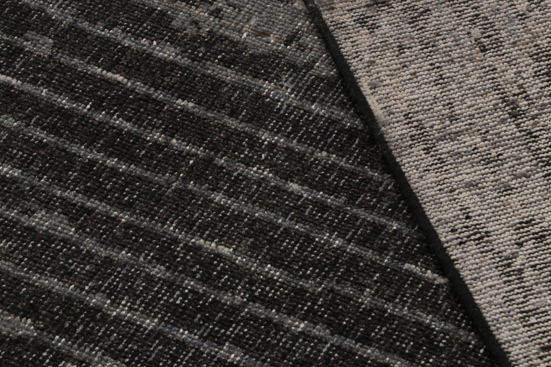 XXIe siècle et contemporain Rug & Kilim's Distressed Modern Rug In Black and Gray Geometric Pattern (tapis moderne usé à motifs géométriques noirs et gris) en vente
