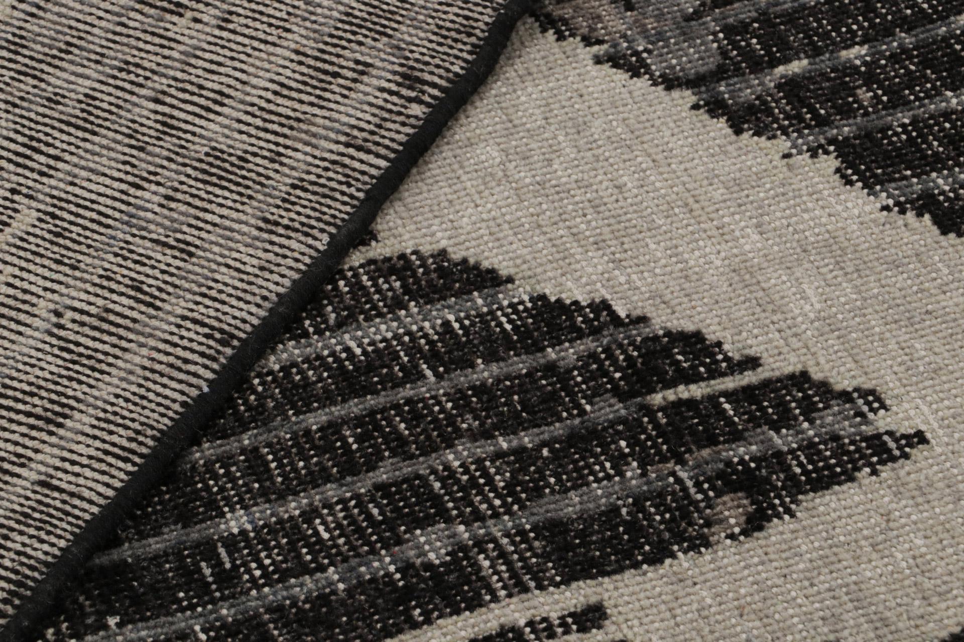 XXIe siècle et contemporain Rug & Kilim's Distressed Modern Rug In Black and Gray Geometric Pattern (tapis moderne usé à motifs géométriques noirs et gris) en vente