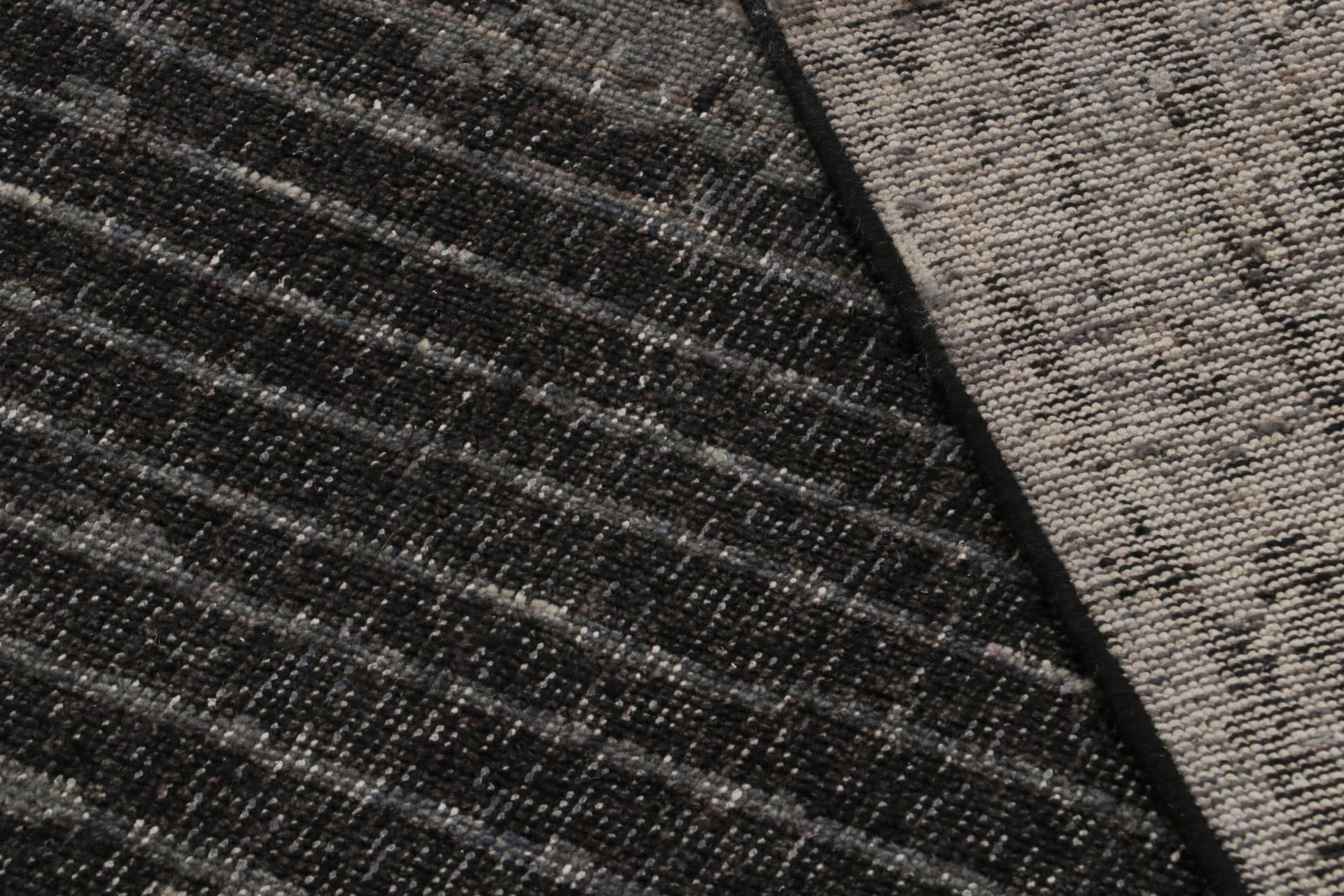 Rug & Kilim's Modern Rug Distressed In Black and Gray Geometric Pattern (21. Jahrhundert und zeitgenössisch) im Angebot