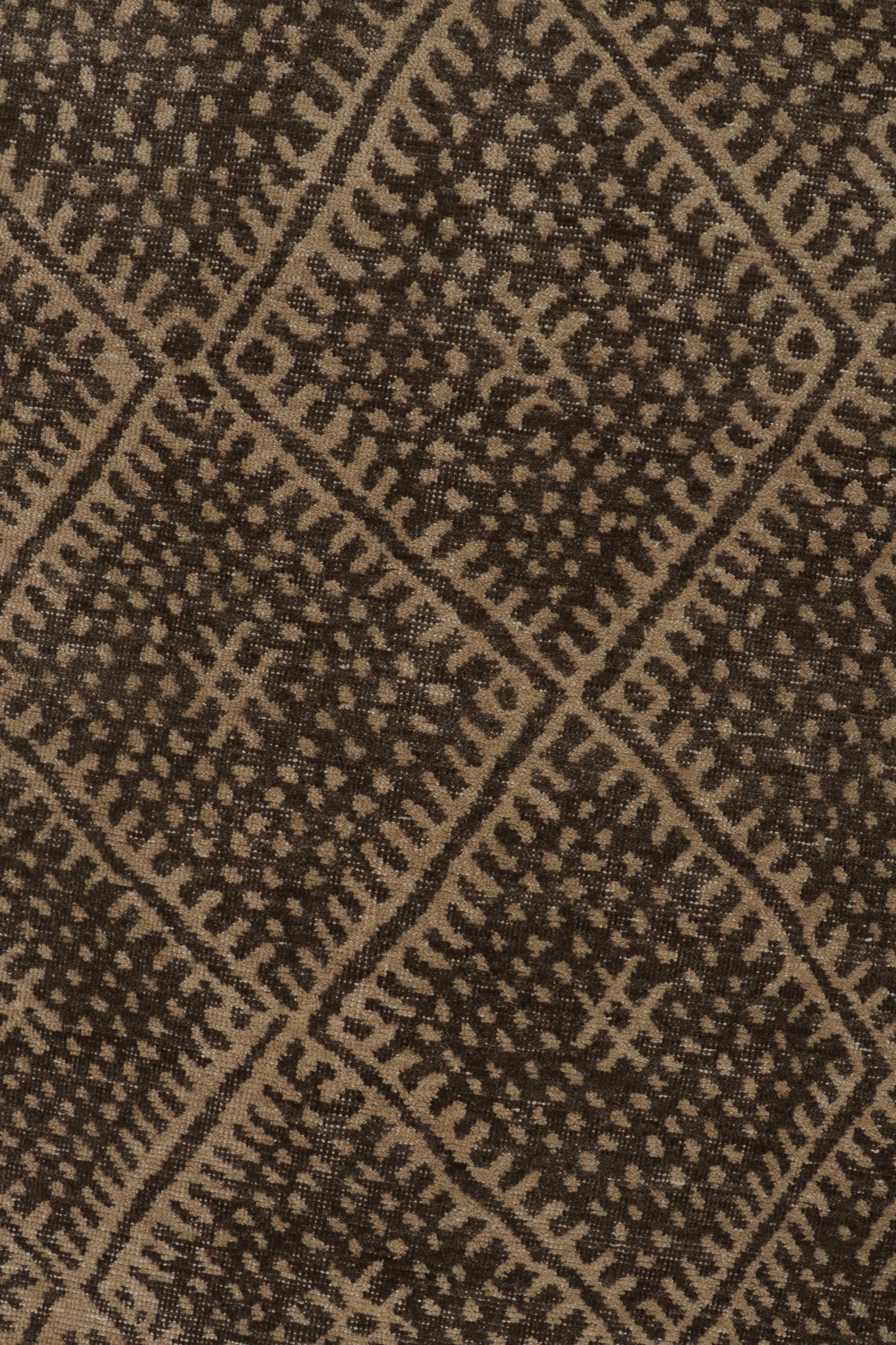 Rug & Kilim's Distressed Moroccan Style Rug in Beige and Brown Geometric Pattern (Tapis de style marocain vieilli à motifs géométriques beige et Brown) Neuf - En vente à Long Island City, NY