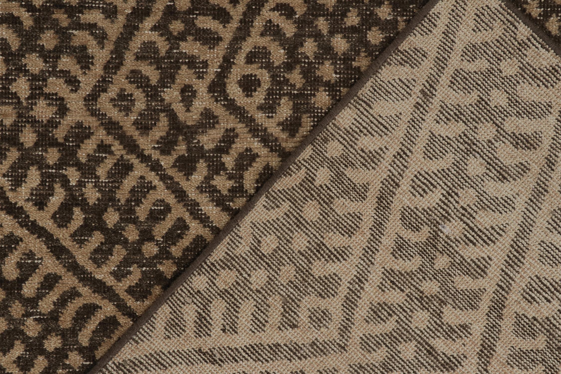 XXIe siècle et contemporain Rug & Kilim's Distressed Moroccan Style Rug in Beige and Brown Geometric Pattern (Tapis de style marocain vieilli à motifs géométriques beige et Brown) en vente