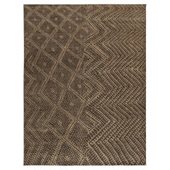 Rug & Kilim's Distressed Moroccan Style Rug in Beige and Brown Geometric Pattern (Tapis de style marocain vieilli à motifs géométriques beige et Brown)