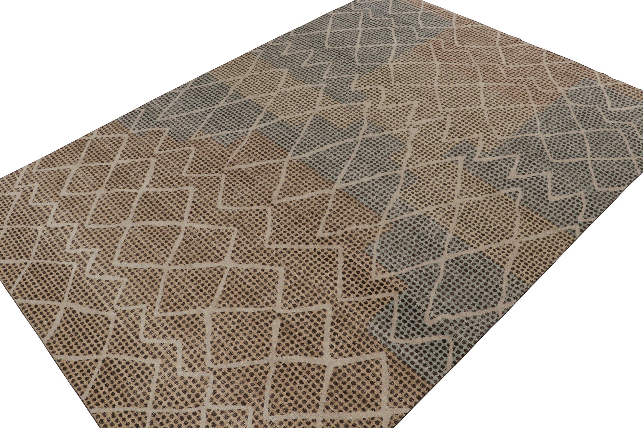 Tribale Rug & Kilim è un tappeto in stile marocchino con motivi beige, blu e grigi. in vendita