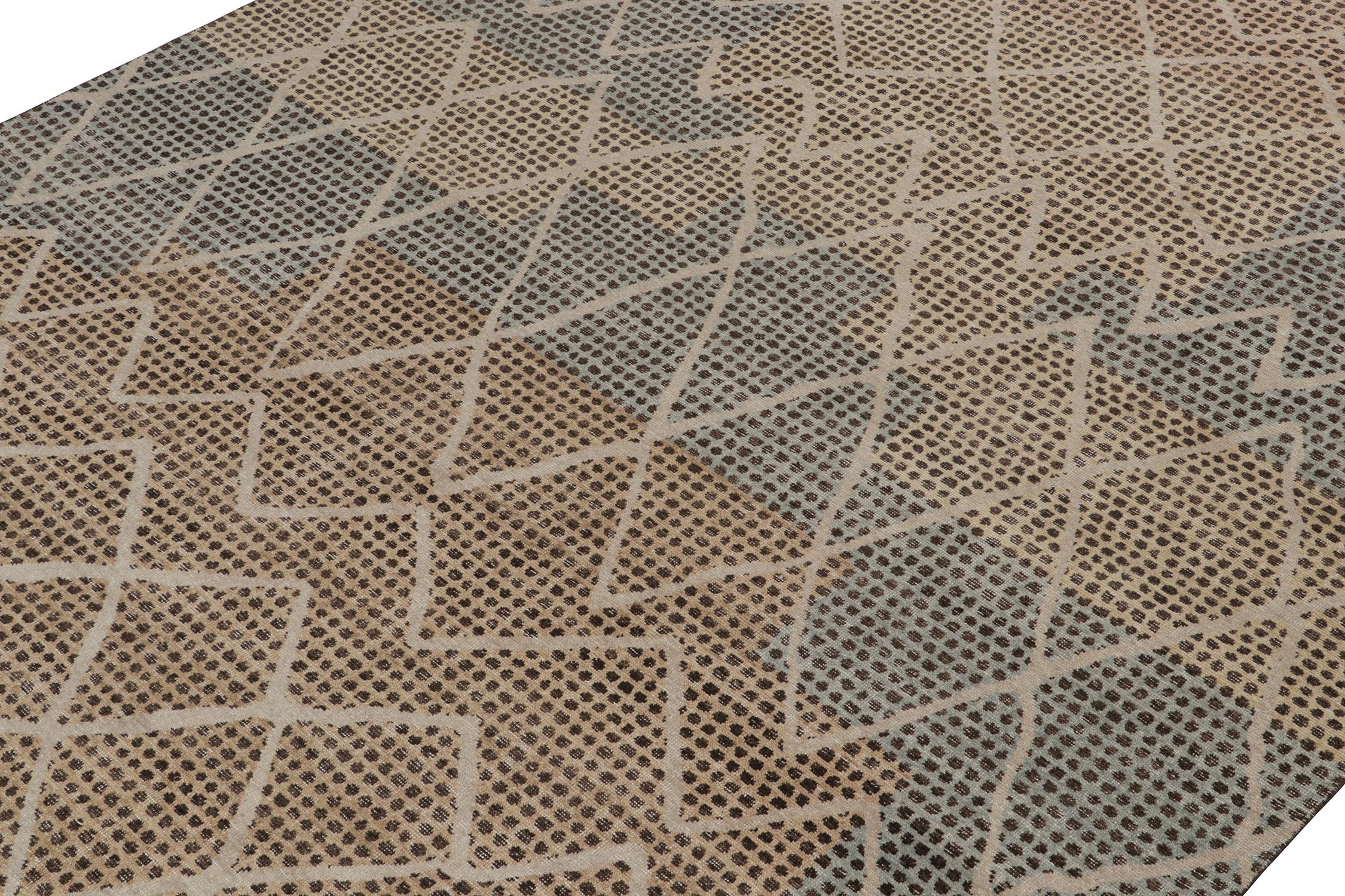 Indiano Rug & Kilim è un tappeto in stile marocchino con motivi beige, blu e grigi. in vendita