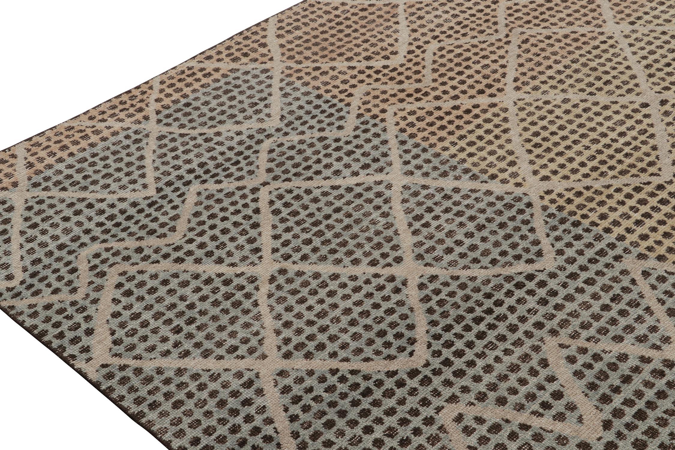 Annodato a mano Rug & Kilim è un tappeto in stile marocchino con motivi beige, blu e grigi. in vendita
