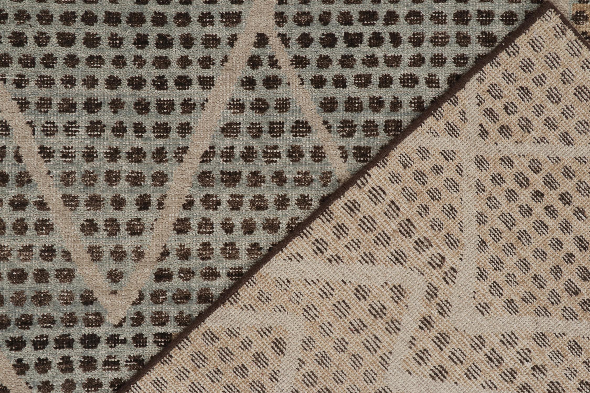 XXIe siècle et contemporain Rug & Kilim's Distressed Moroccan Style Rug in Beige, Blue and Grey Pattern (Tapis de style marocain usé à motifs beige, bleu et gris) en vente