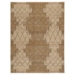 Rug & Kilim's Distressed Moroccan Style Rug in Beige, Brown and Gray Patterns (Tapis de style marocain vieilli aux motifs beige, brun et gris)