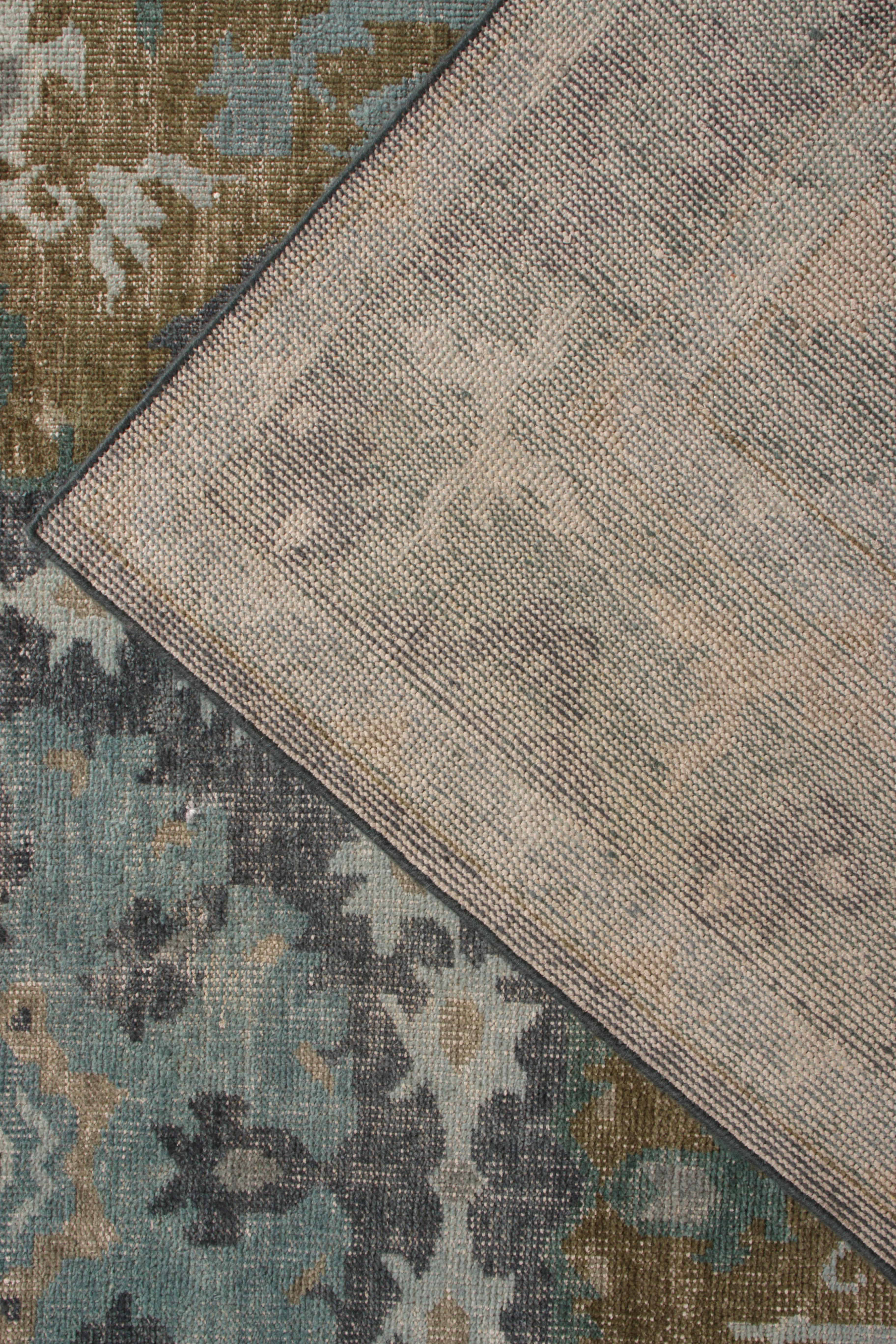Annodato a mano Rug & Kilim è un tappeto in stile orientale, con motivo a medaglioni blu e marroni. in vendita