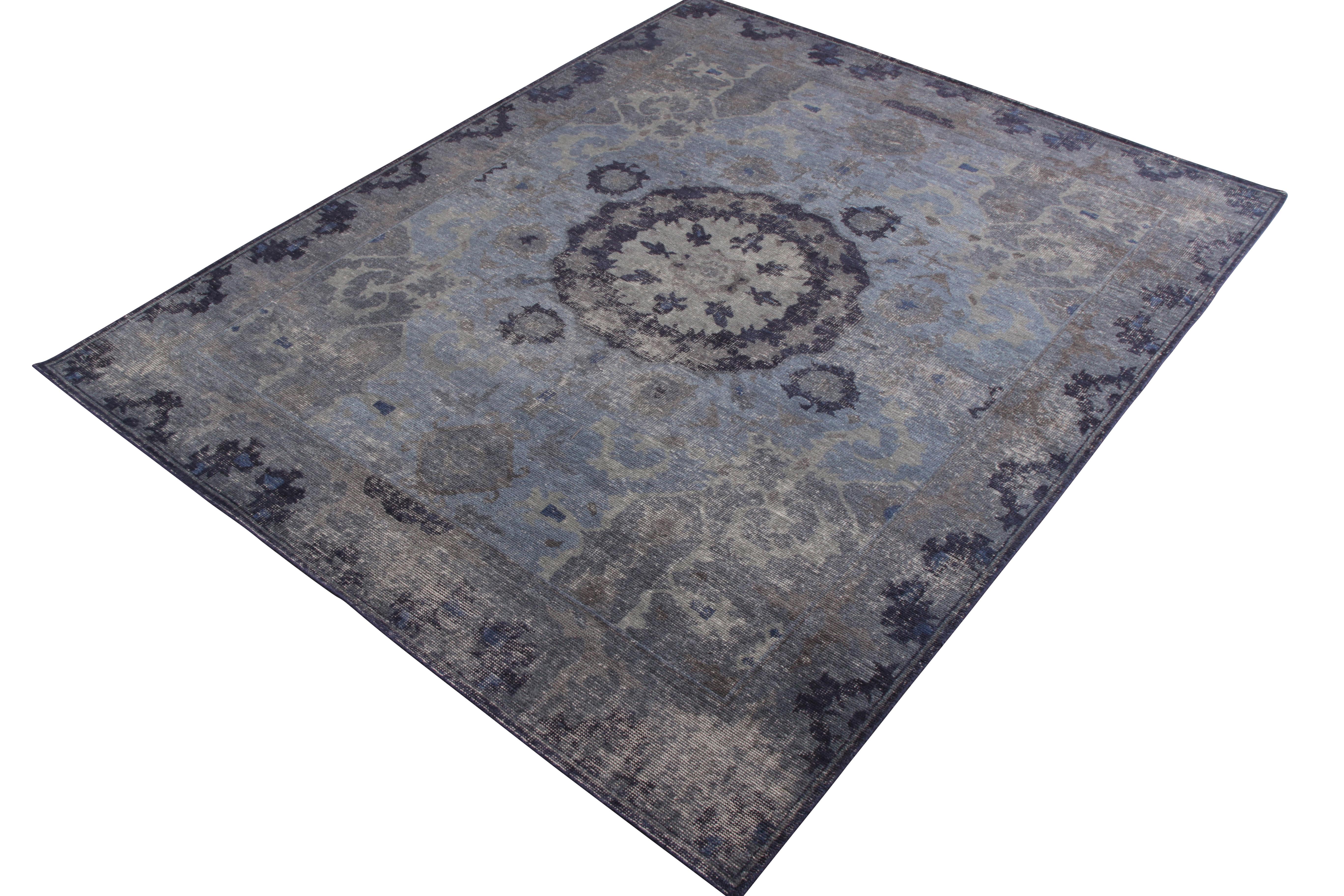 Altro Rug & Kilim è un tappeto in stile orientale con motivo a medaglioni blu e grigio. in vendita