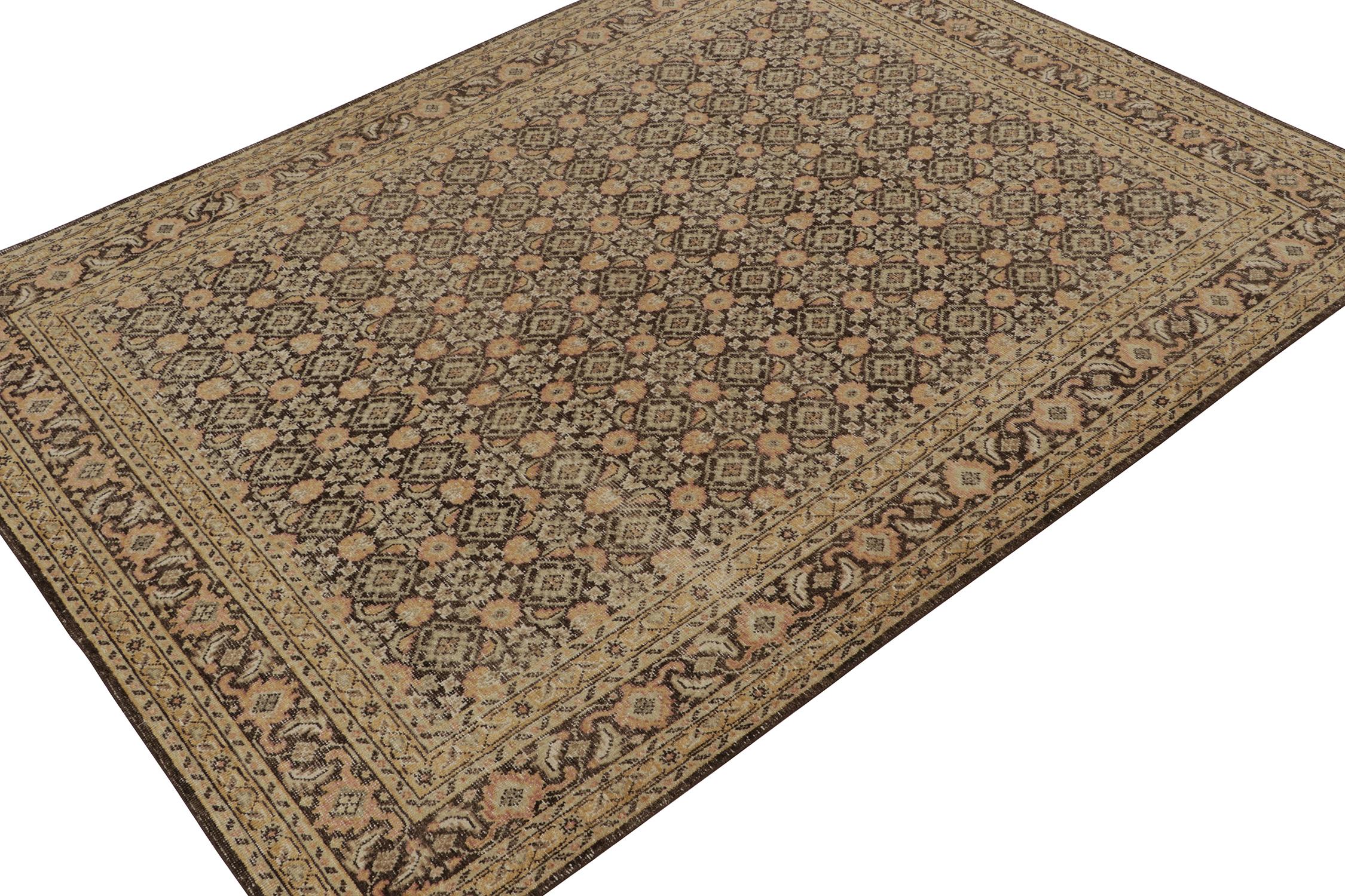 Dieser 8x10 große Teppich ist ein Neuzugang in der Homage Collection'S von Rug & Kilim und eine Anspielung auf antike persische Teppiche. Das kunstvolle, handgeknüpfte Wollmuster erinnert an Herati-Muster und nimmt deren Sinnlichkeit wieder