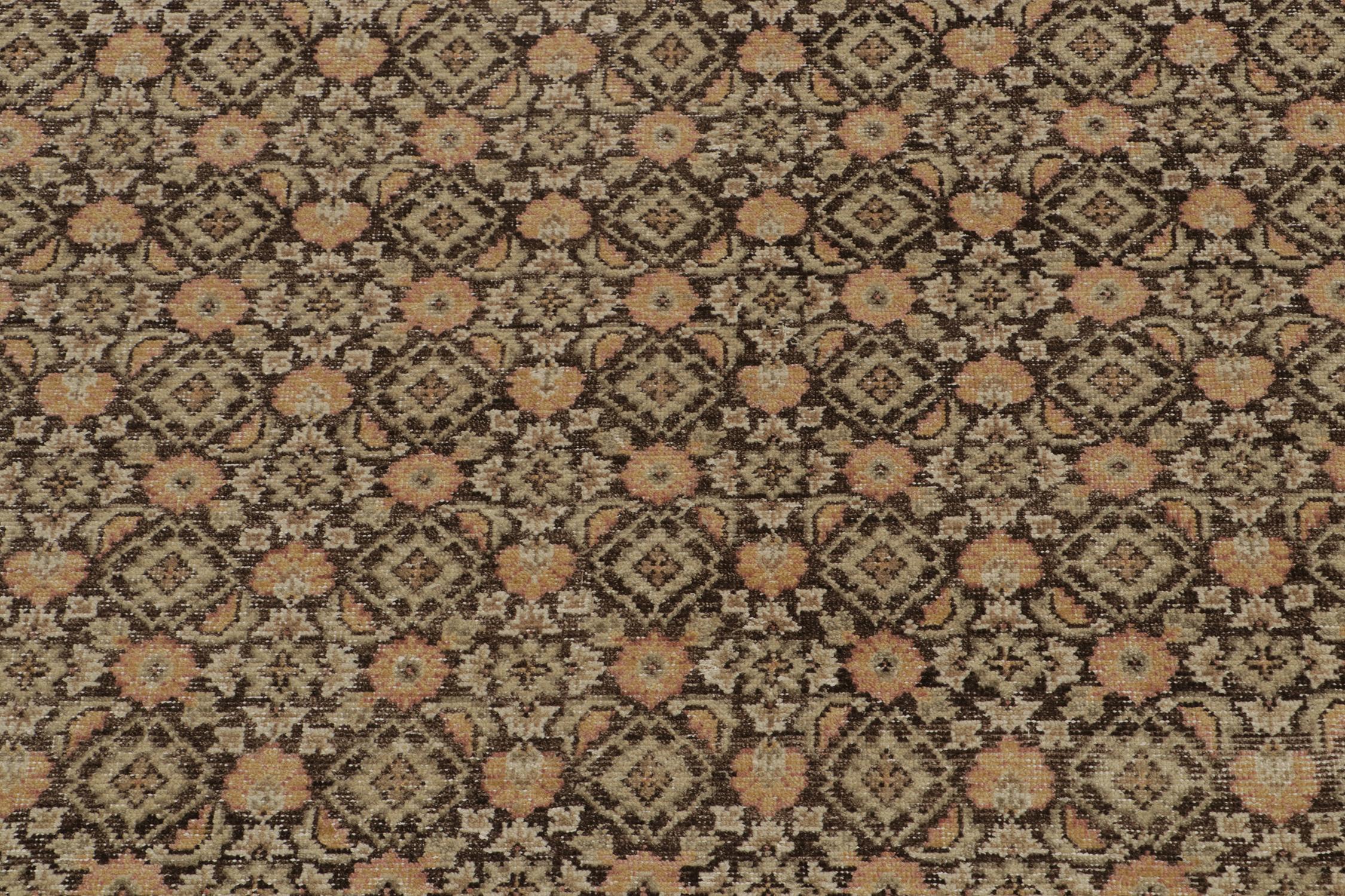 Rug & Kilim's Distressed Persian Style Rug in Brown und Gold Floral Patterns (21. Jahrhundert und zeitgenössisch) im Angebot