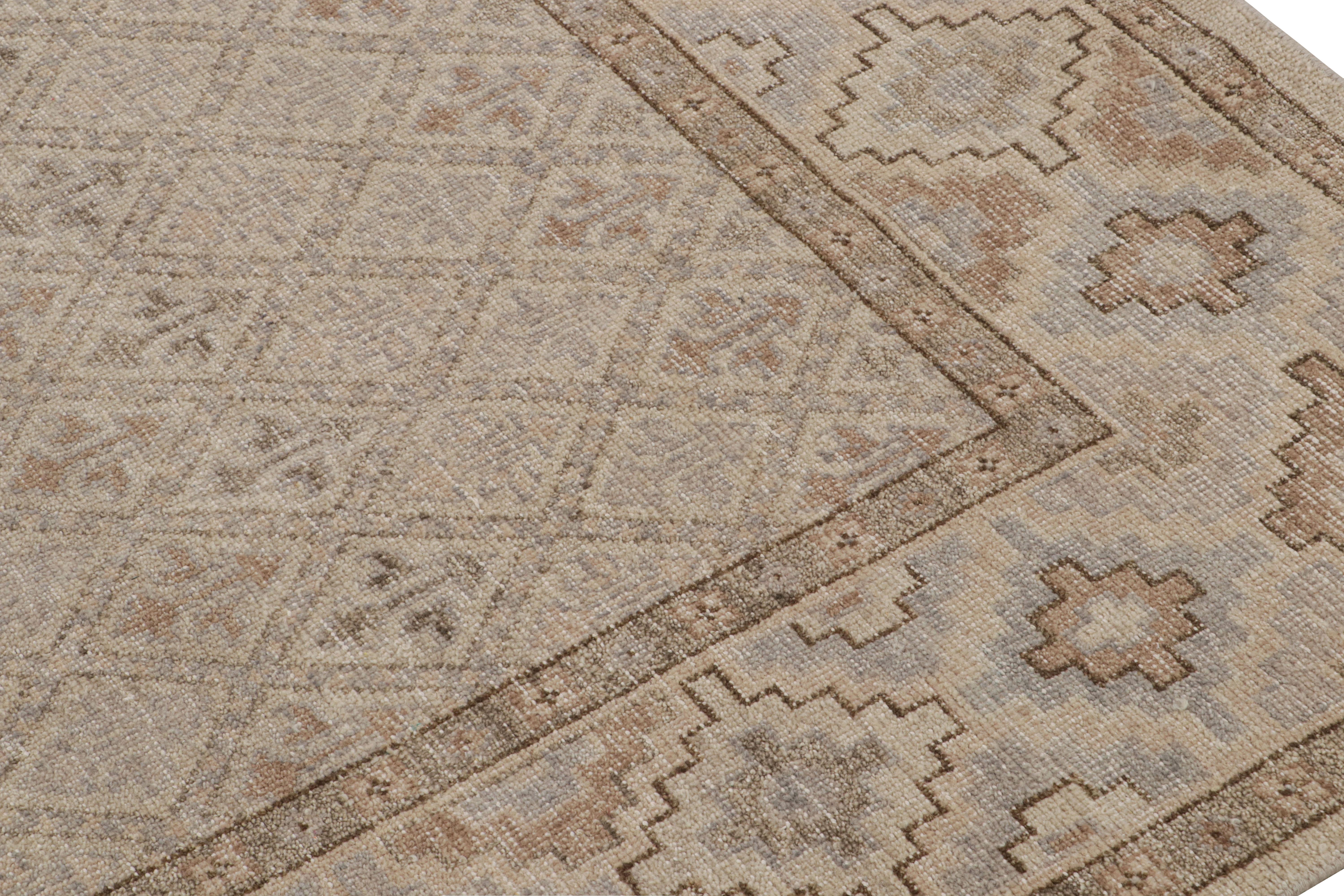 Noué à la main Rug & Kilim's Distressed Rug In Beige, Gray And Blue Geometric Pattern (Tapis à motifs géométriques beige, gris et bleu) en vente