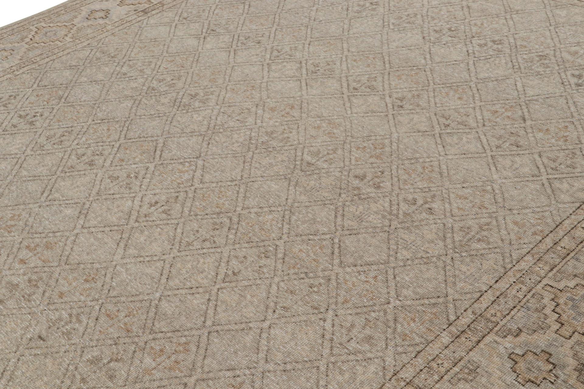 Indiano Rug & Kilim è un tappeto con motivi geometrici beige, grigi e blu, con effetto invecchiato. in vendita