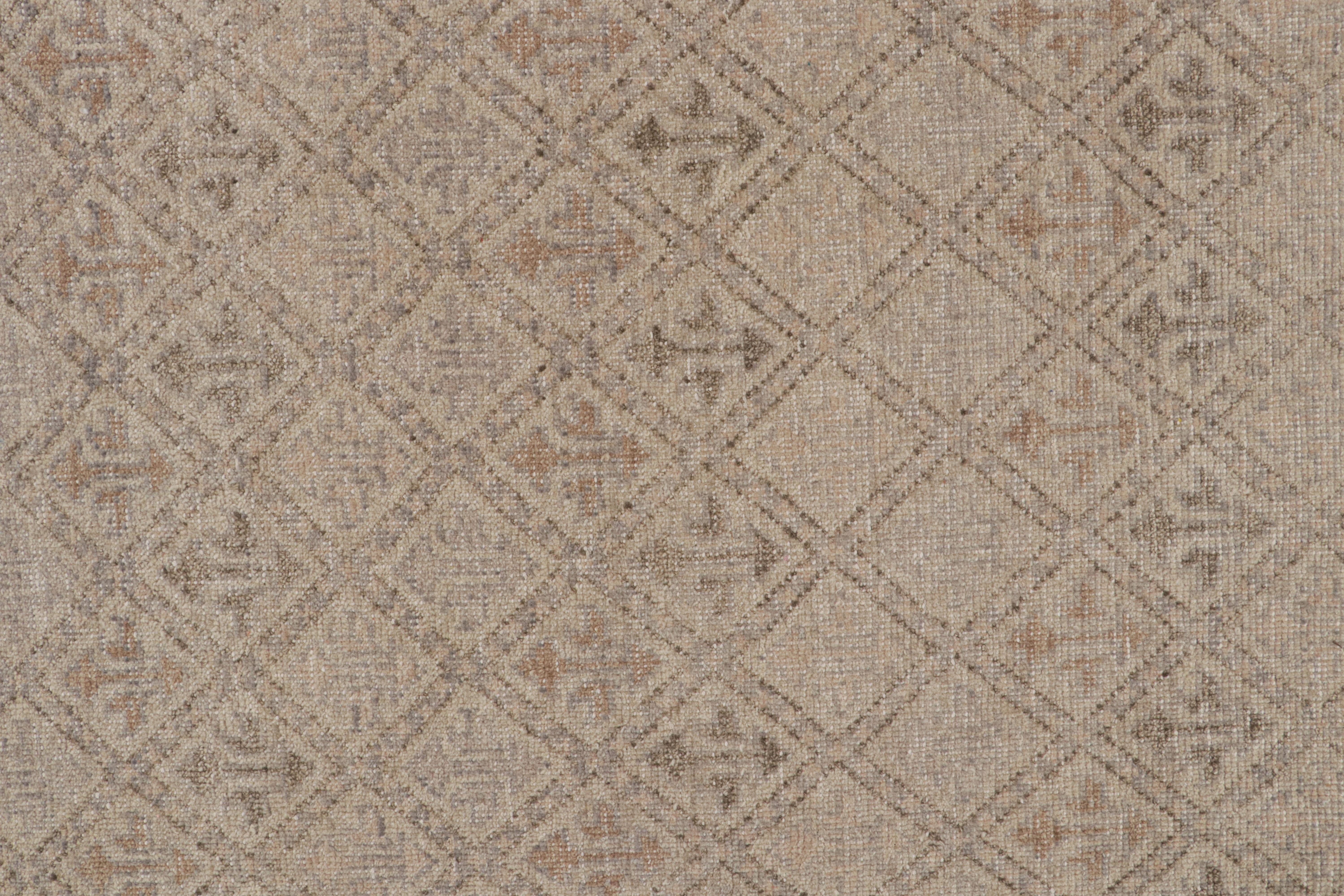 Rug & Kilim's Distressed Rug In Beige, Gray And Blue Geometric Pattern (Tapis à motifs géométriques beige, gris et bleu) Neuf - En vente à Long Island City, NY