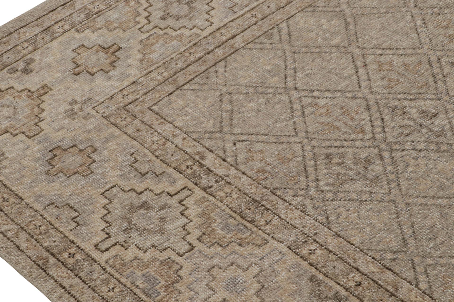 Annodato a mano Rug & Kilim è un tappeto con motivi geometrici beige, grigi e blu, con effetto invecchiato. in vendita
