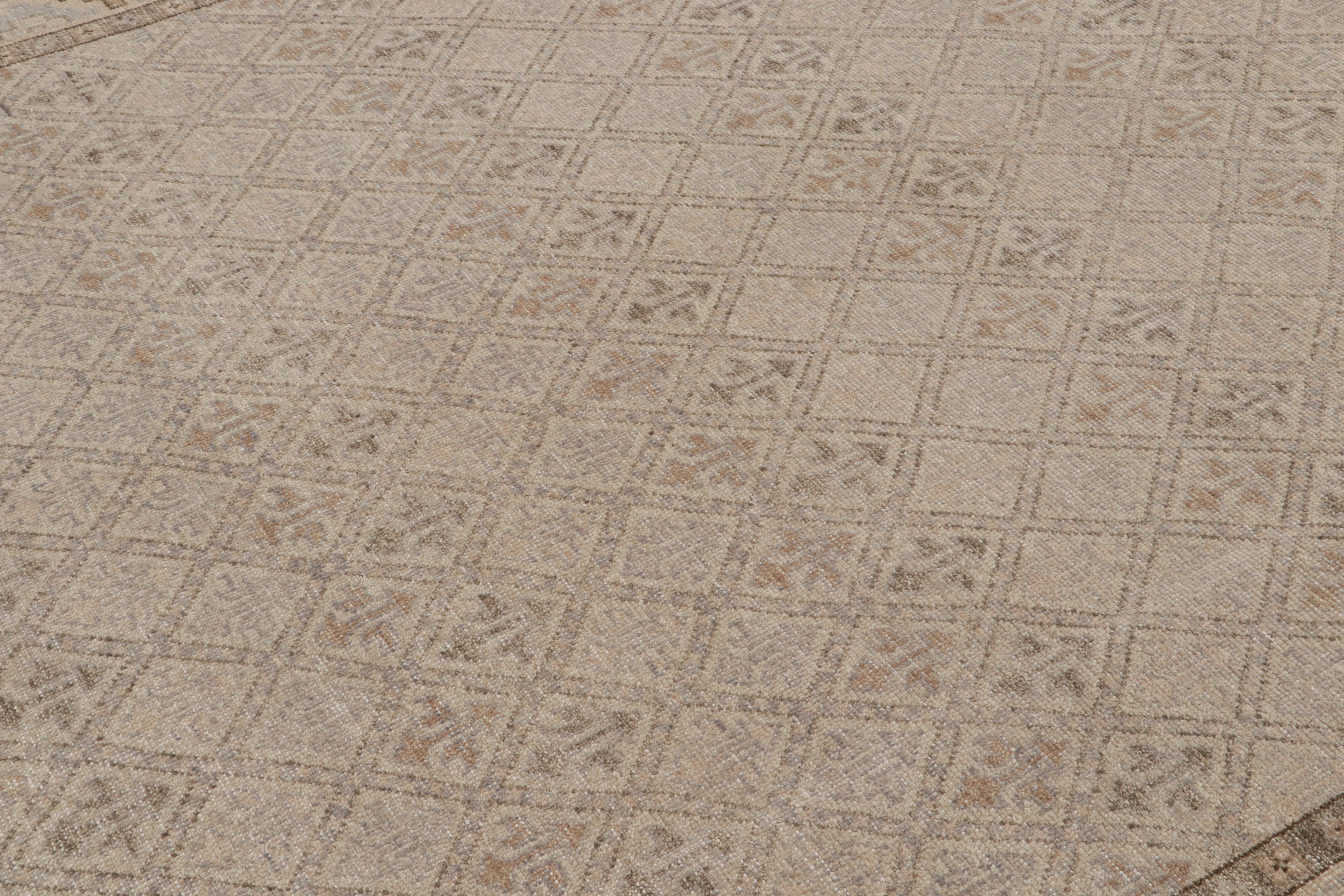 XXIe siècle et contemporain Rug & Kilim's Distressed Rug In Beige, Gray And Blue Geometric Pattern (Tapis à motifs géométriques beige, gris et bleu) en vente