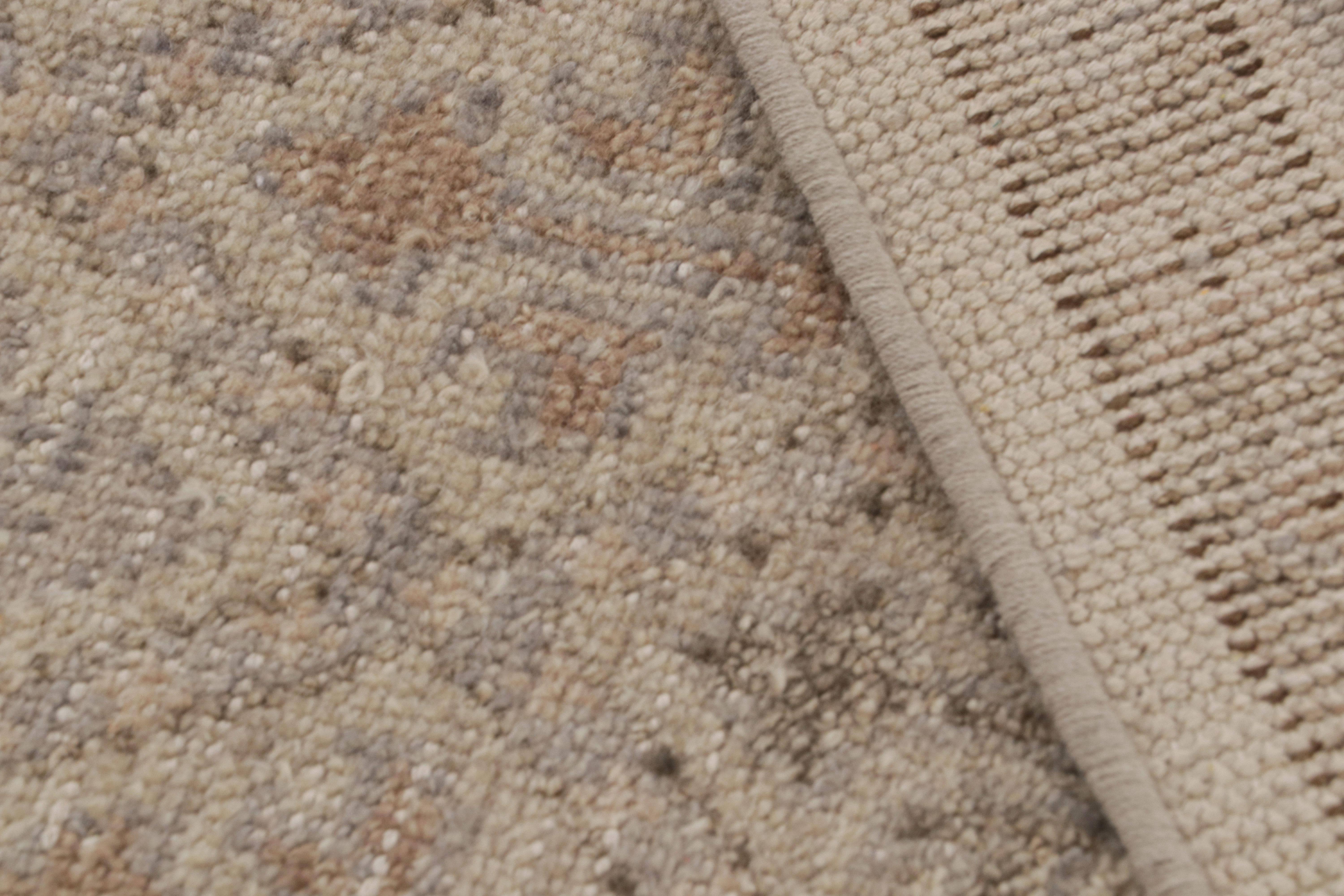 Laine Rug & Kilim's Distressed Rug In Beige, Gray And Blue Geometric Pattern (Tapis à motifs géométriques beige, gris et bleu) en vente