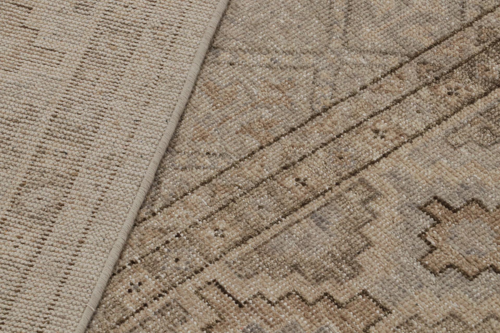 Alfombra desgastada Rug & Kilim con diseño geométrico en beige, gris y azul Siglo XXI y contemporáneo en venta